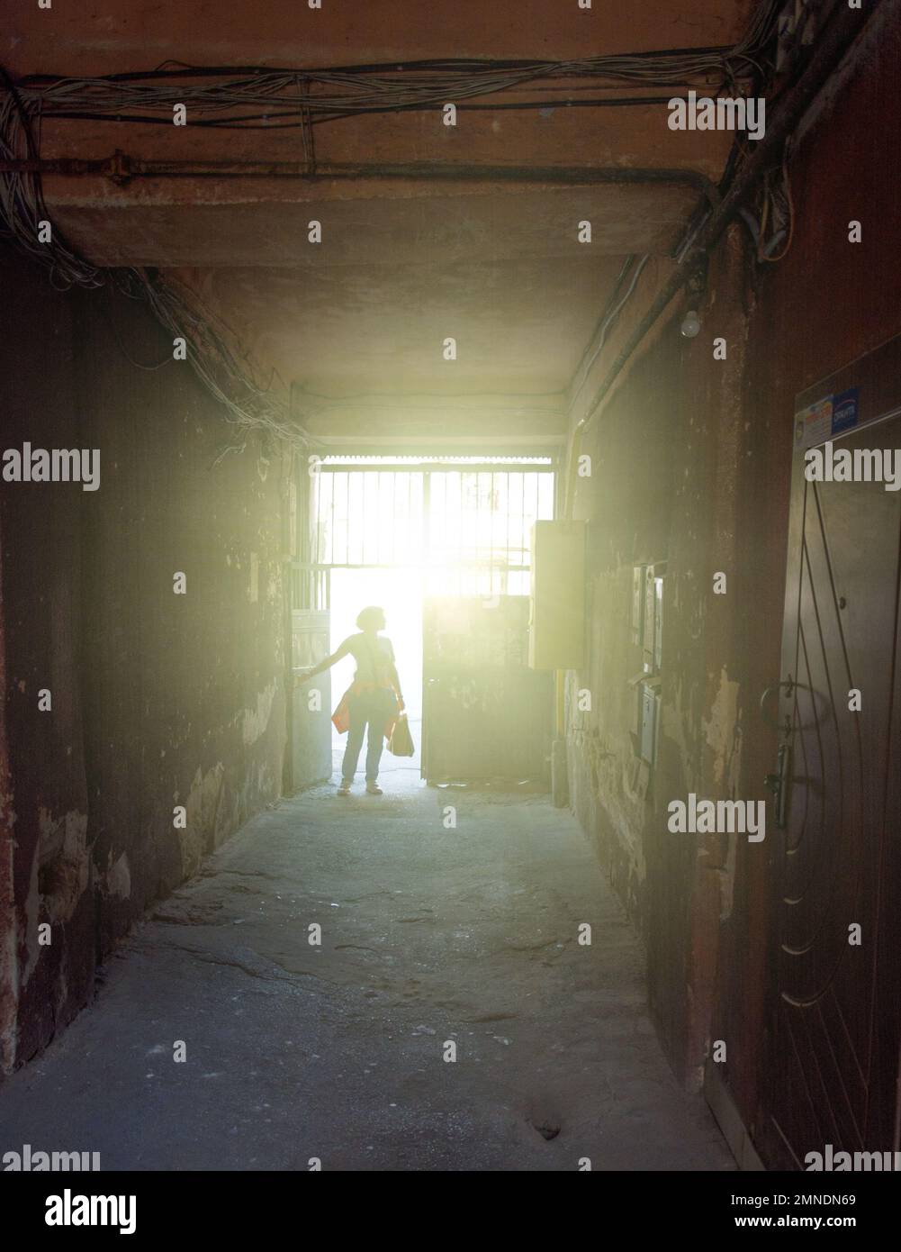 Weibliche Silhouette am Ende eines düsteren Korridors Stockfoto