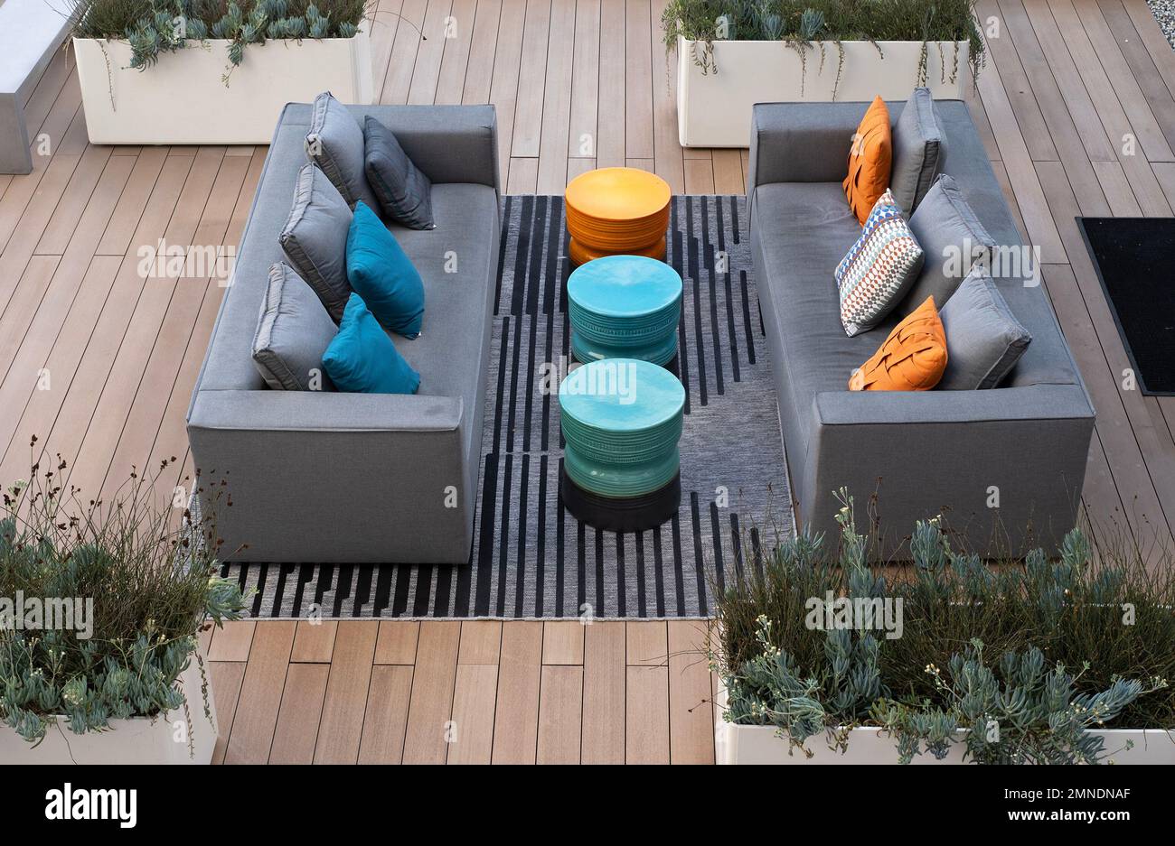 Eine Außenterrasse in einem Apartmentkomplex in Marina Del Rey, Kalifornien, USA. Stockfoto