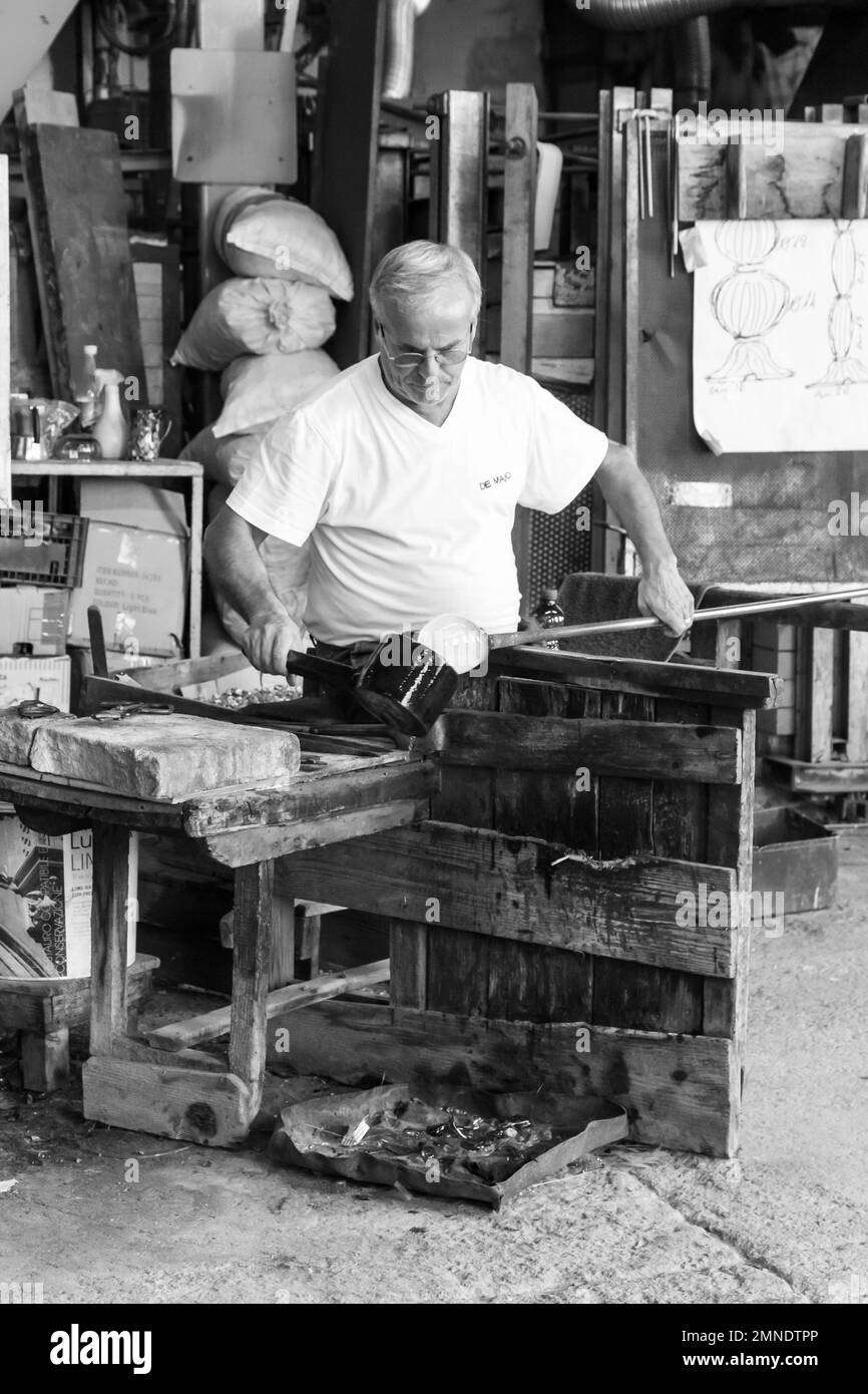 Ein erfahrener Handwerker in einer Glaswerkstatt in Murano, Venedig Stockfoto