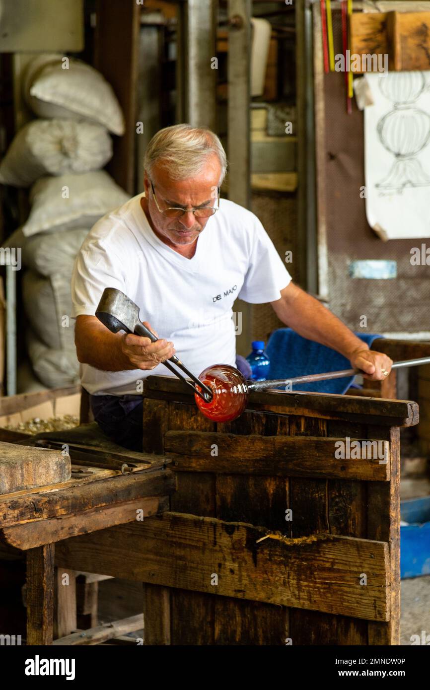 Ein erfahrener Handwerker in einer Glaswerkstatt in Murano, Venedig Stockfoto