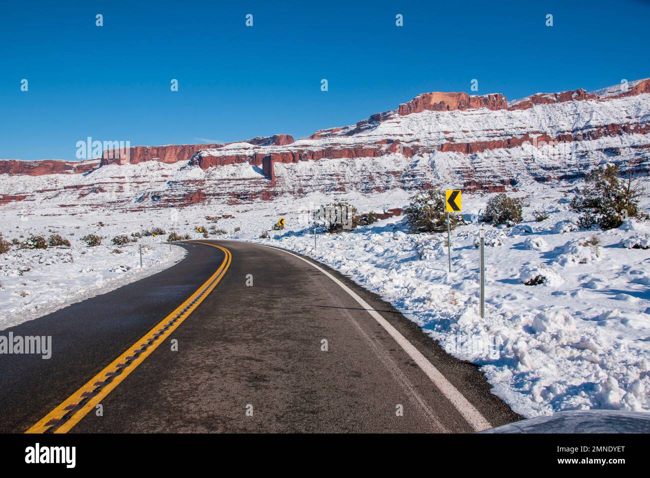 Utah State Route 128 ist ein Panoramastraße am Colorado River, umgeben von Schluchten, Hügeln und Mesas in der Nähe von Moab und Castle Valley. Stockfoto