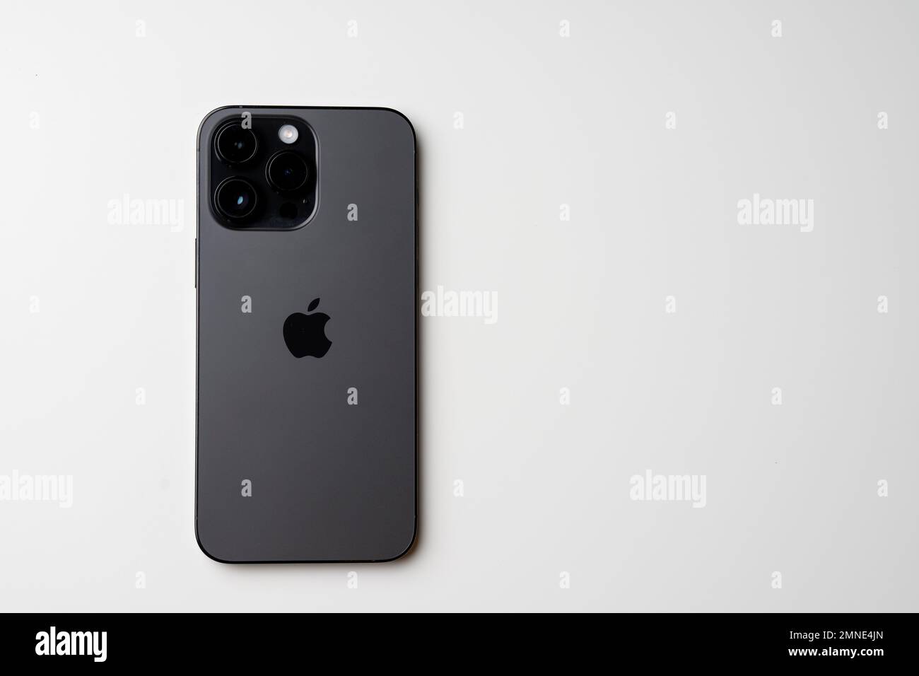 Apple iPhone 14 Pro Max, Space Black, Smartphone mit 3 Kameras, ausgepackt,  isoliert auf weißem Hintergrund. Wählen Sie Stockfotografie - Alamy