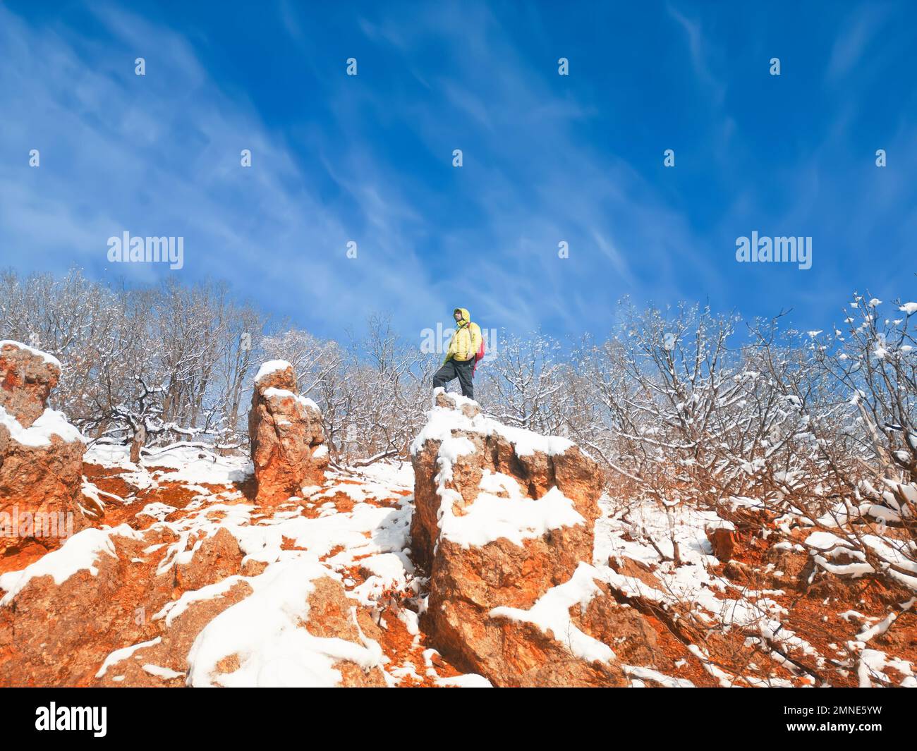 Ein Mann, der an einem Wintertag auf Felsen steht Stockfoto