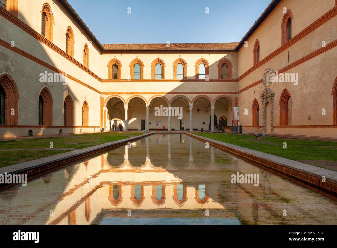 Innenhof der Burg Sforza (Castello Sforzesco) in Mailand, Italien, eine der größten Zitadellen in Europa. Stockfoto