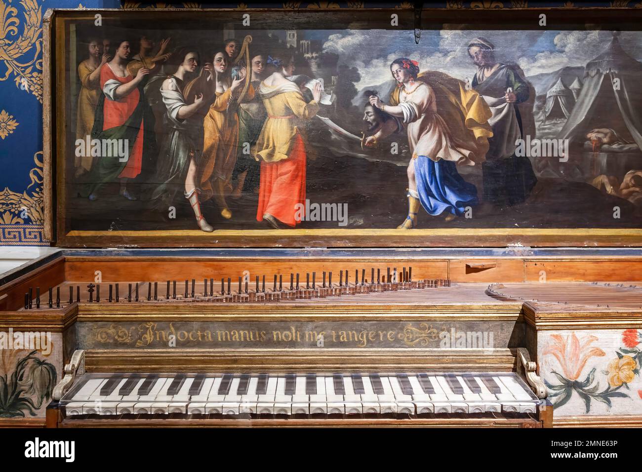 Cembalo mit rechteckigem Spinet der Renaissance im Museum des Teatro alla Scala in Mailand, Italien, Europa. Stockfoto