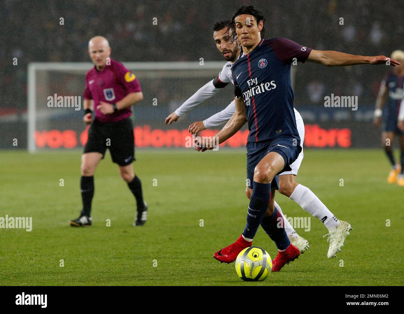 PSG's Edinson Cavani, right, duels for the ball with Guingamp's Nicolas Benezet during the French League One soccer match between Paris Saint Germain and Guingamp at the Parc des Princes stadium in Paris, Sunday, April 29, 2018. (AP Photo/Thibault Camus) Stockfoto