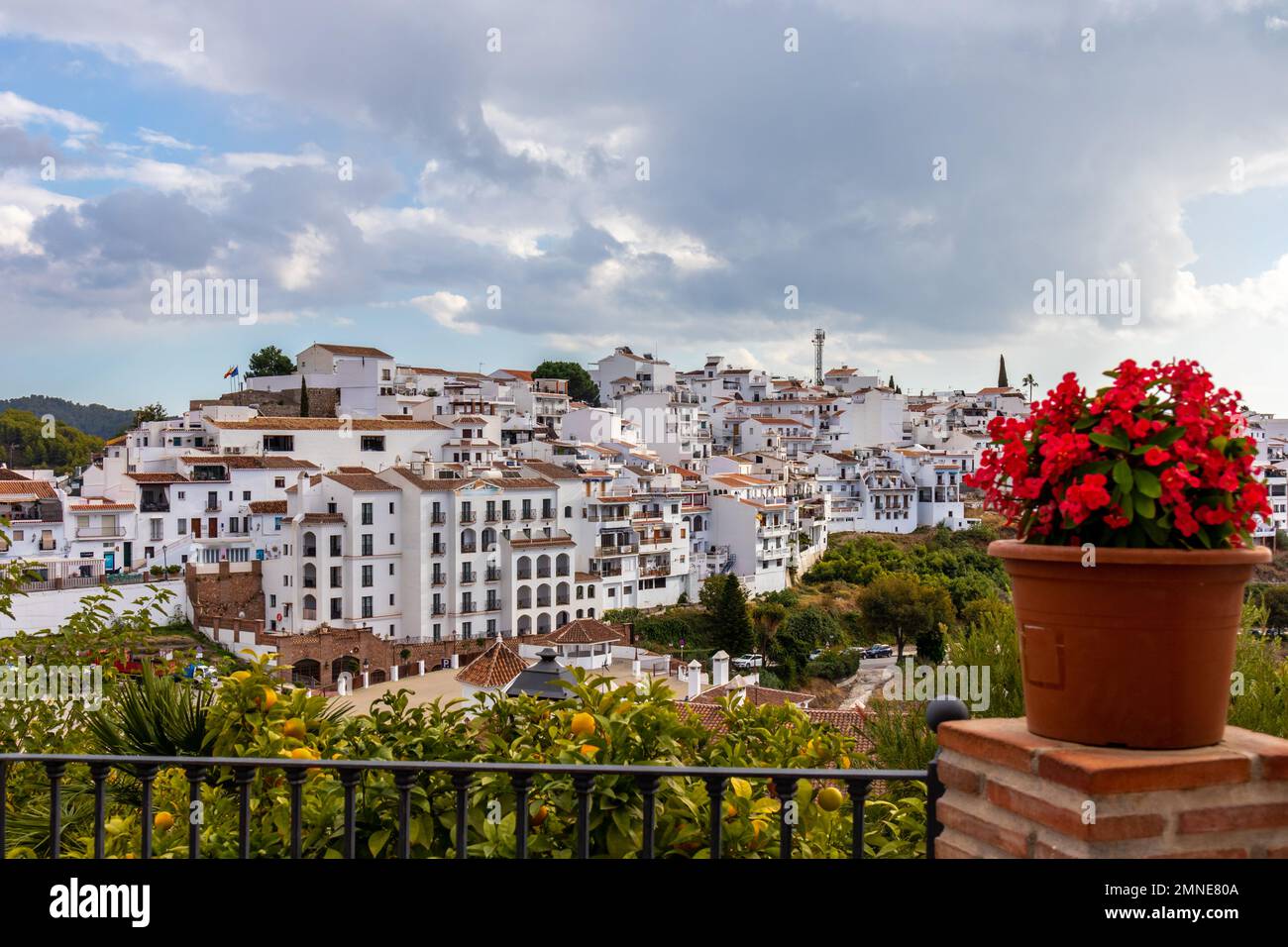 Panoramafoto von Frigiliana, Malaga, einer der schönsten Städte Spaniens. Mit seinen weißen Mauern, den engen Gassen und vielen Treppen. Stockfoto