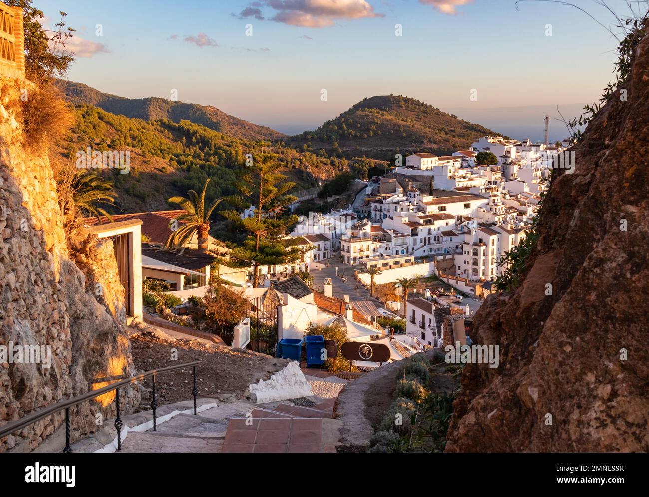 Panoramafoto von Frigiliana, Malaga, einer der schönsten Städte Spaniens. Mit seinen weißen Mauern, den engen Gassen und vielen Treppen. Stockfoto