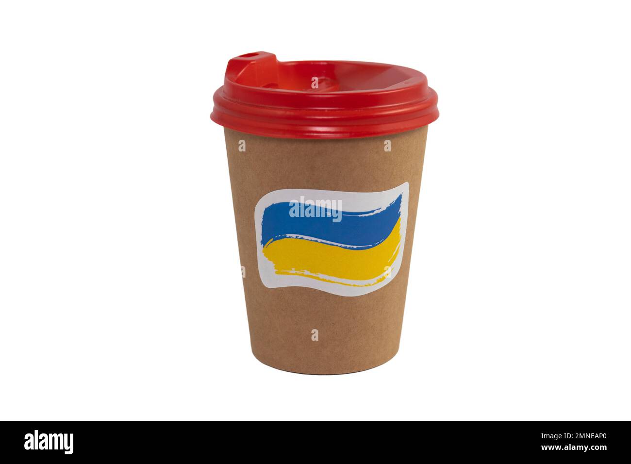 Einweg-Pappbecher Kaffee mit einem Aufkleber in Form der Staatsflagge der Ukraine, isoliert auf weißem Hintergrund (Nahaufnahme) Stockfoto