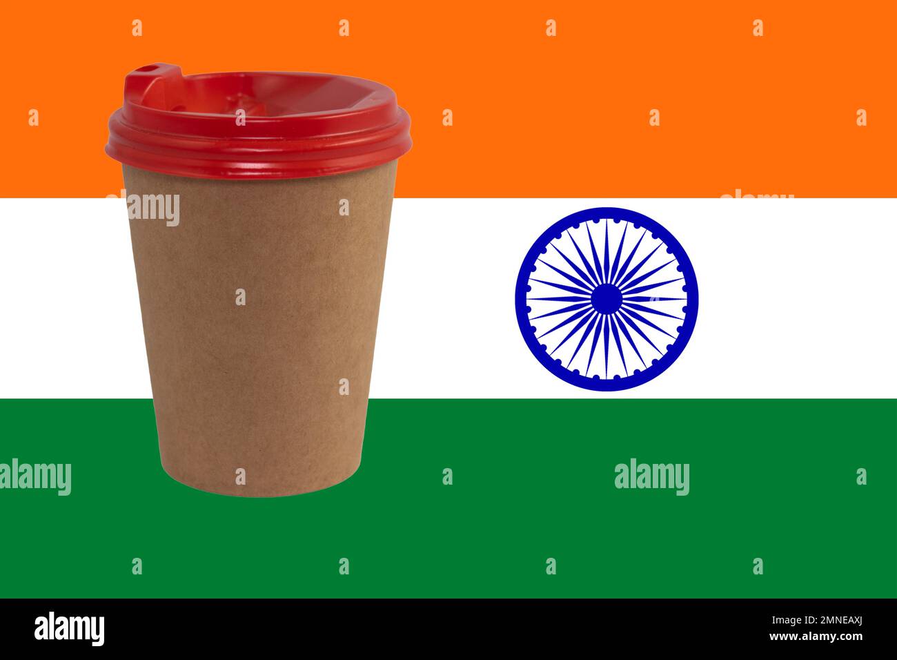 Einweg-Pappbecher mit Kaffee auf dem Hintergrund der indischen Nationalflagge (Nahaufnahme). Der größte Kaffeeexporteur der Welt. Indischer Kaffee Stockfoto