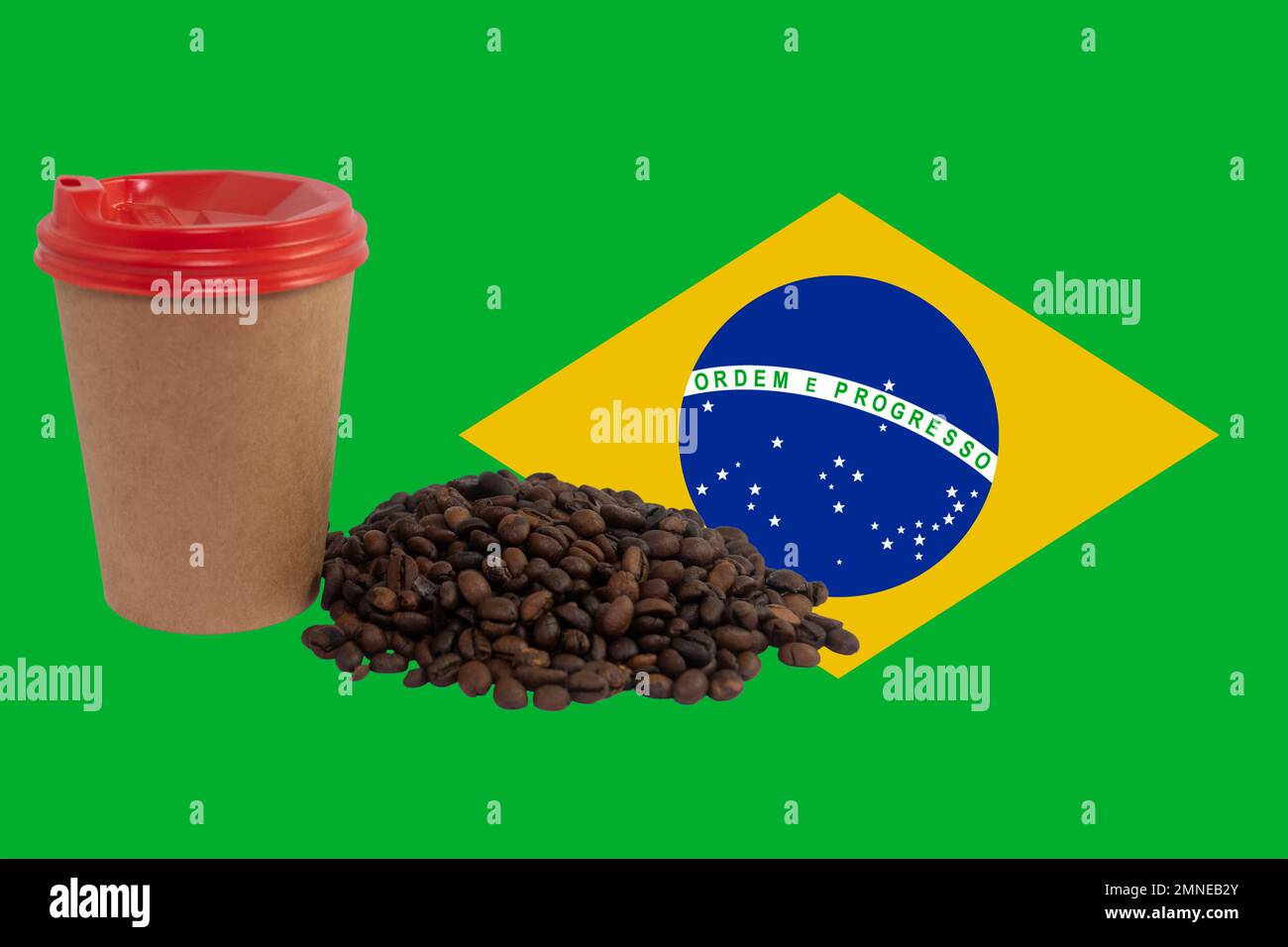 Eine Tasse Kaffee und eine Handvoll Kaffeebohnen vor dem Hintergrund der brasilianischen Flagge. Der größte Kaffeeexporteur der Welt. Brasilianischer Kaffee Stockfoto