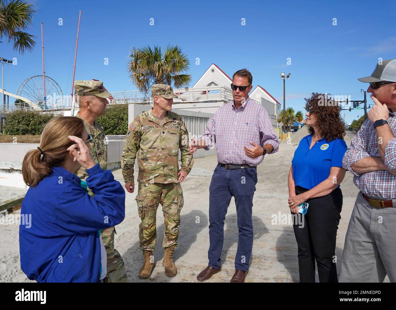 MYRTLE BEACH, SOUTH CAROLINA (OKT 02, 2022) Generalmajor William Graham, U.S. Army Corps of Engineers, stellvertretender Generalkommandant des Hauptquartiers, und LT. Col. Andrew Johannes, U.S. Army Corps of Engineers, Kommandant des Bezirks Charleston, trafen sich mit lokalen gewählten Führern am North Myrtle Beach, Myrtle Beach, Und Pawleys Island vom 2. Oktober, um Schäden zu untersuchen, die durch den von dem Hirm Ian zurückgelassenen wurden. Das U.S. Army Corps of Engineers arbeitet mit lokalen, staatlichen und bundesstaatlichen Partnern zusammen, um nach dem Sturm Untersuchungen und vorläufige Schadensbewertungen entlang des Grand Strand durchzuführen. Stockfoto