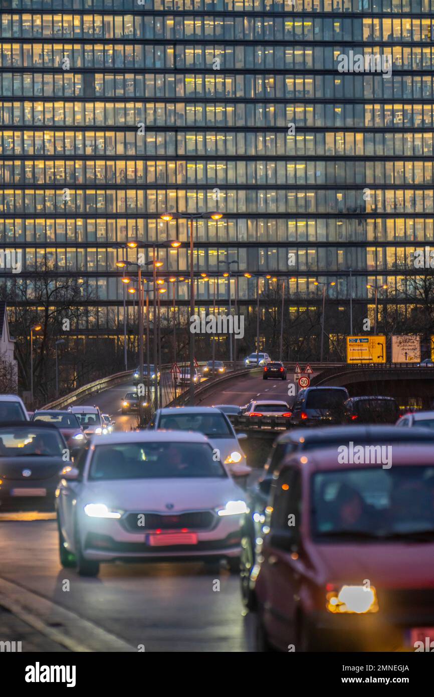 Innerstädtischer Verkehr, Danziger Straße, B8, Düsseldorf, Büroturm, After-work Traffic, NRW, Deutschland, Stockfoto