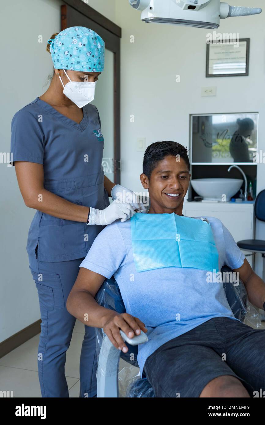 Medizin, Zahnheilkunde und Gesundheitskonzept. Zahnarztfrau mit männlichem Patienten in der zahnärztlichen Sprechstunde. Stockfoto