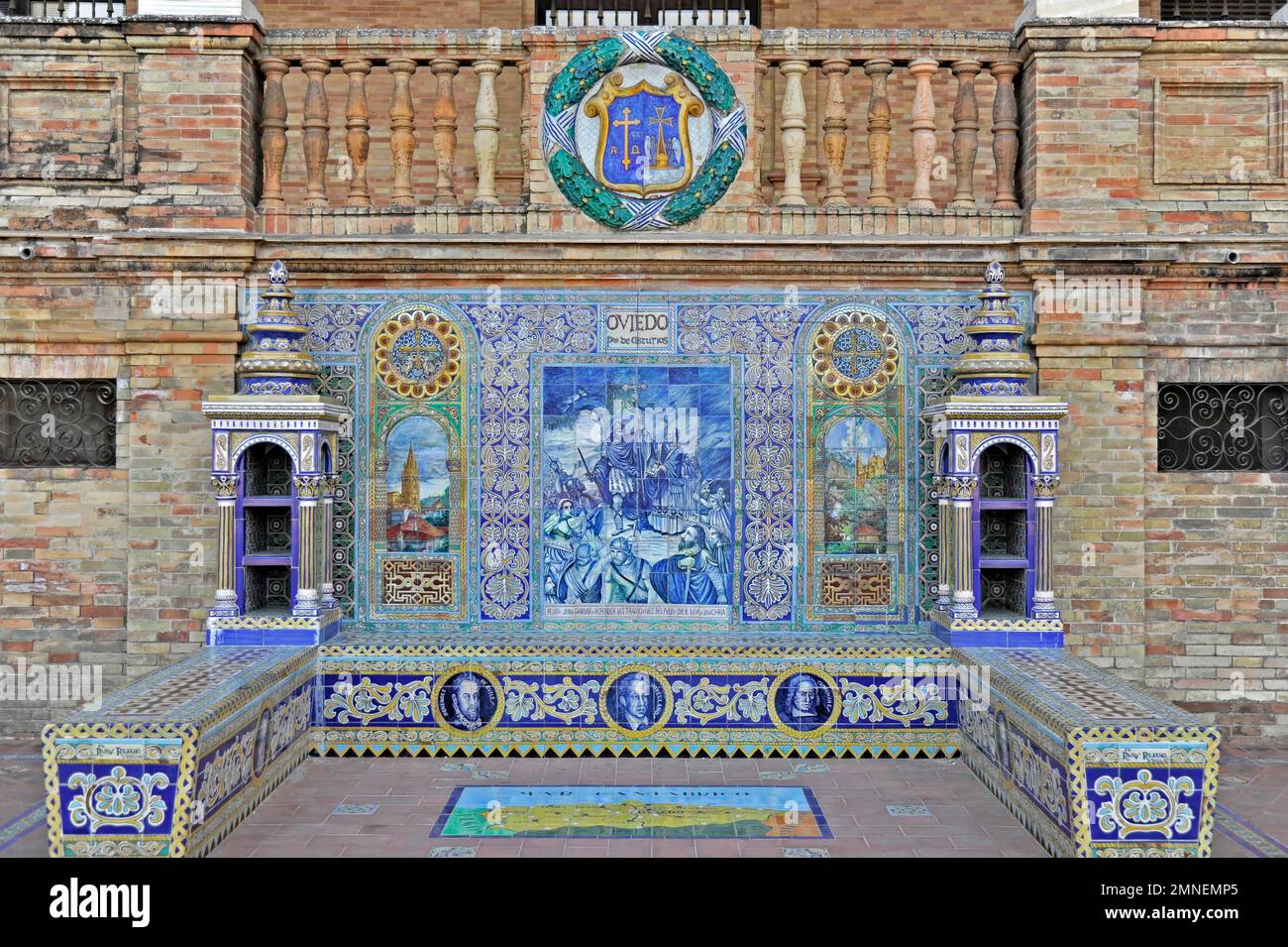 OVIEDO, farbenfrohe Fliesen mit Motiven aus den spanischen Regionen, Plaza de Espana, Sevilla, Andalusien, Spanien Stockfoto