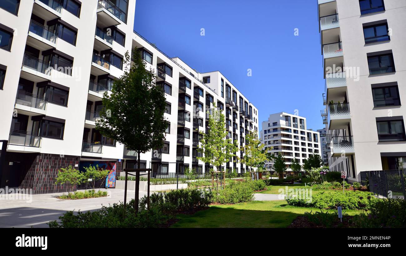 Futuristische quadratische Architektur des Apartmentgebäudes. Immobilien mit Panoramafenstern und blauem Himmel mit Wolken. Stockfoto