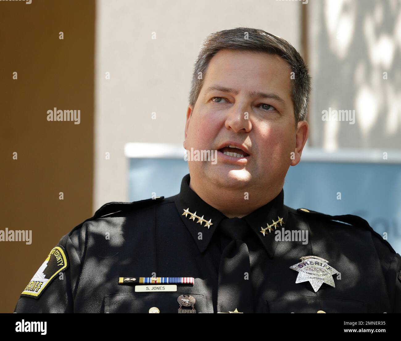 Sacramento County Sheriff Scott Jones discusses the arrest of Joseph James DeAngelo for a string of violent crimes in the 1970's and 1980's, at a news conference, Wednesday, April 25, 2018, in Sacramento, Calif. DeAngelo, 72, was taken into custody at his suburban Sacramento home, Tuesday, on suspicion of committing at least 12 slayings and 45 rapes in California.(AP Photo/Rich Pedroncelli) Stockfoto
