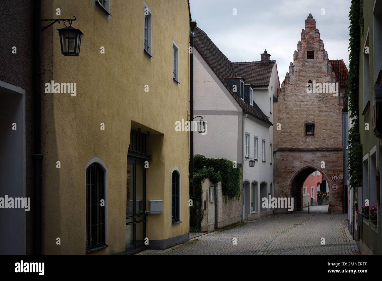 Landsberg am Lech, berühmtes mittelalterliches Dorf über der bayerischen romantischen Straße. Details der Hauptstraßen mit bunten Häusern Stockfoto