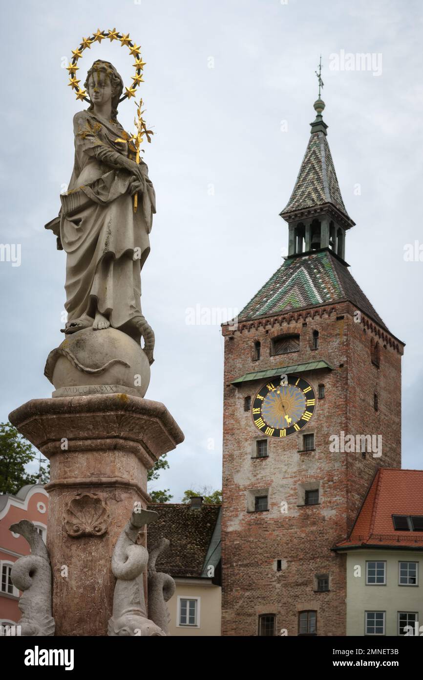 Landsberg am Lech, berühmtes mittelalterliches Dorf über der bayerischen romantischen Straße. Detail des Turms am Hauptplatz und Marienbrunnen (Brunnen der Jungfrau) Stockfoto