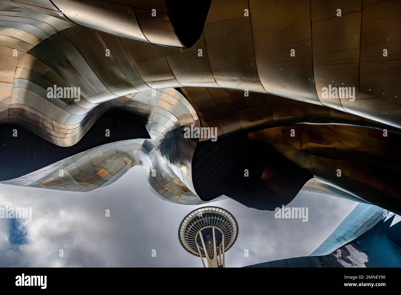 Gewellte Außenfassade und Space Needle, Detail, Museum of Pop Culture, MoPOP, Architekt Frank Gehry, Seattle, Washington, USA Stockfoto