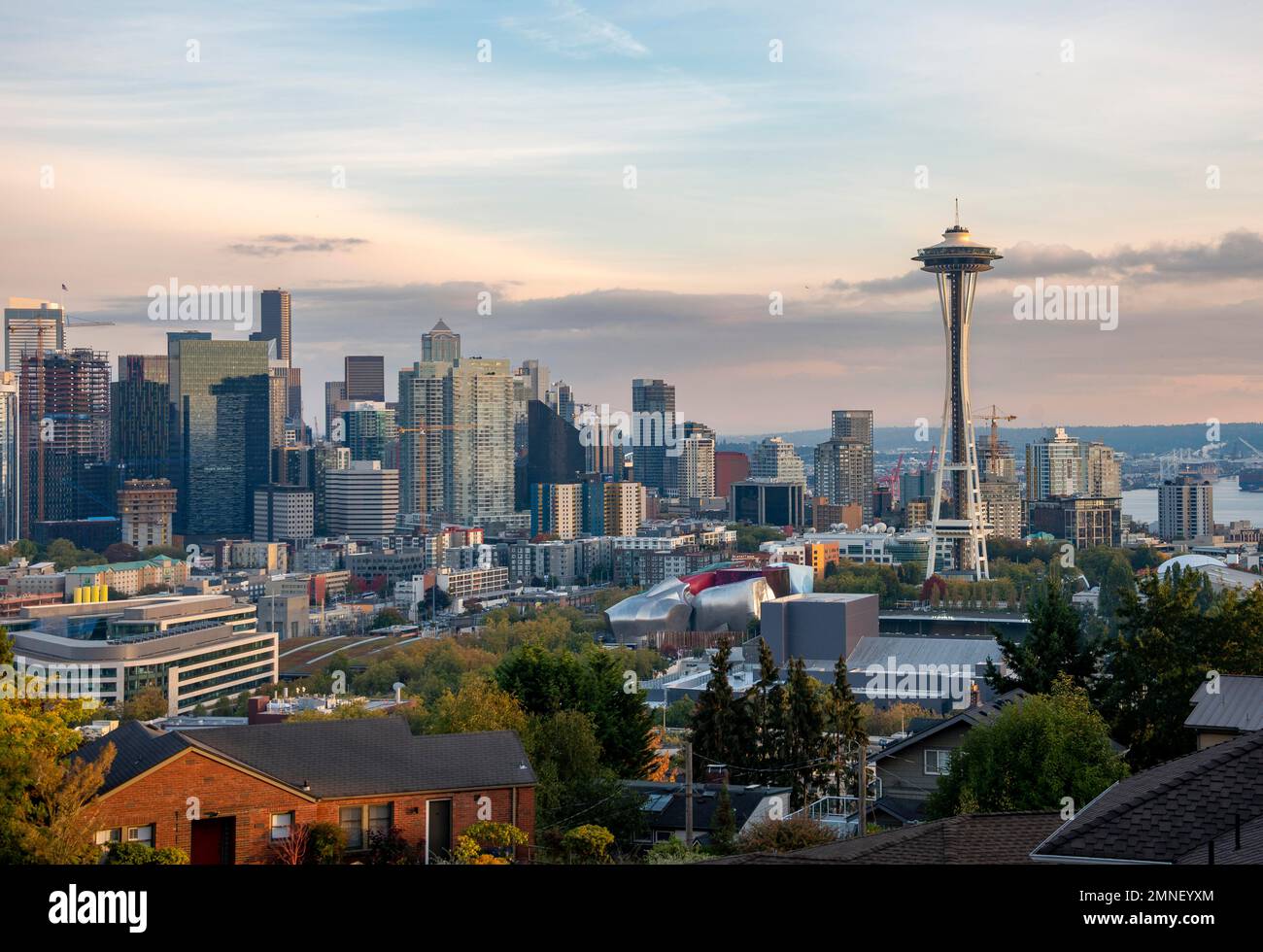 Blick über die Skyline von Seattle mit dem Space Needle Aussichtsturm bei Sonnenuntergang, Seattle, Washington, USA Stockfoto