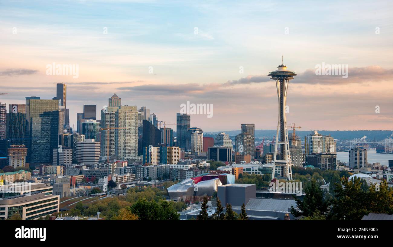 Blick über die Skyline von Seattle mit dem Space Needle Aussichtsturm bei Sonnenuntergang, Seattle, Washington, USA Stockfoto