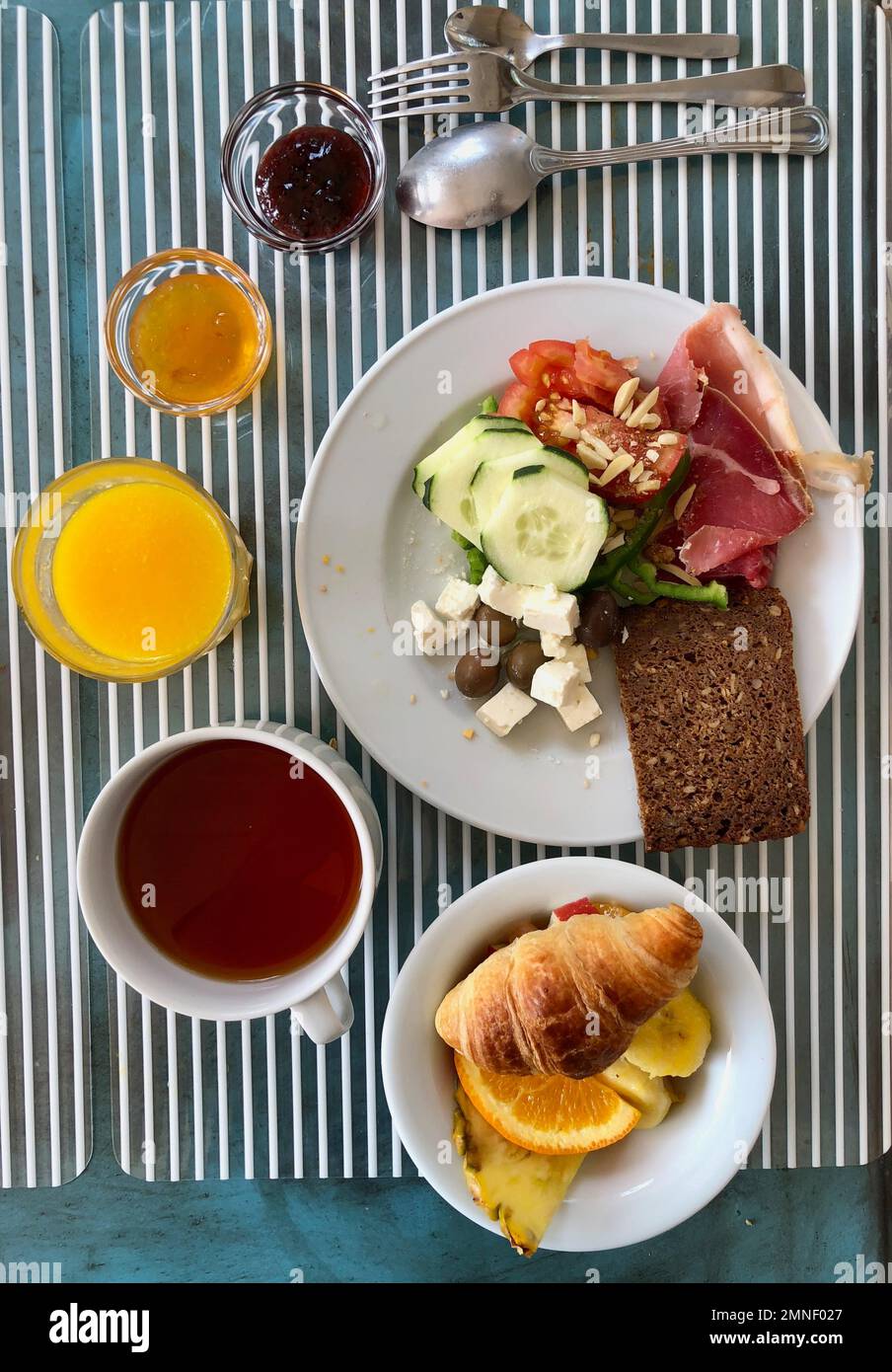 Tisch mit Frühstück für eine Person, mit Brot, Schinken, Gemüse, Käse, Marmelade und Müsli, Portugal Stockfoto
