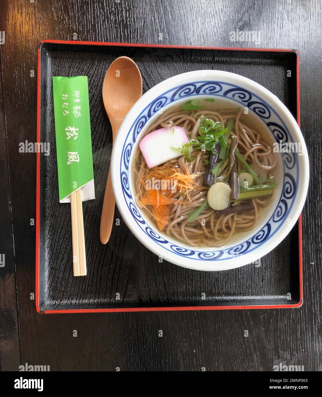 Tablett mit traditioneller japanischer Nudelsuppe, Ramen mit Wildgemüse, Kyoto, Japan Stockfoto
