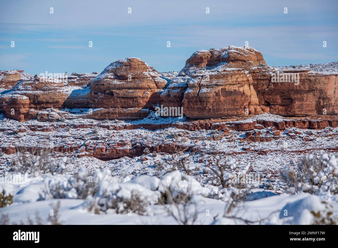 Merrimac und Monitor Butte stehen vor dem Canyonlands-Nationalpark in der Nähe von Moab, Utah, Wache. Stockfoto