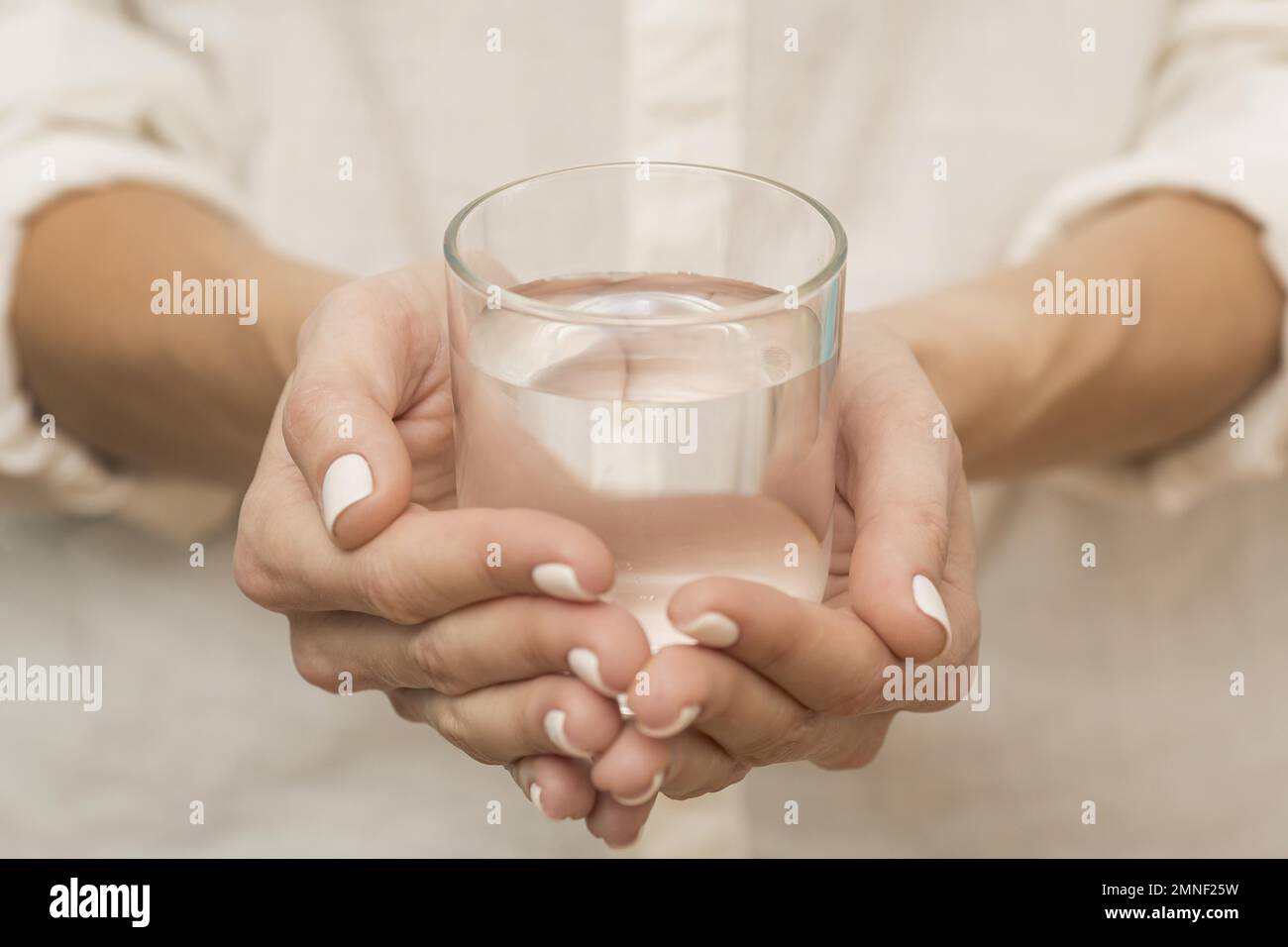 Frau mit mit Wasser gefülltem Glas. Auflösung und hochwertige schöne Fotos Stockfoto