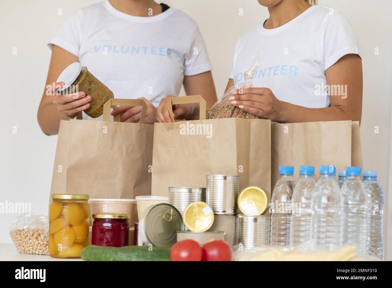 Freiwillige mit Taschen Proviant Wasser Spende. Auflösung und hochwertige schöne Fotos Stockfoto
