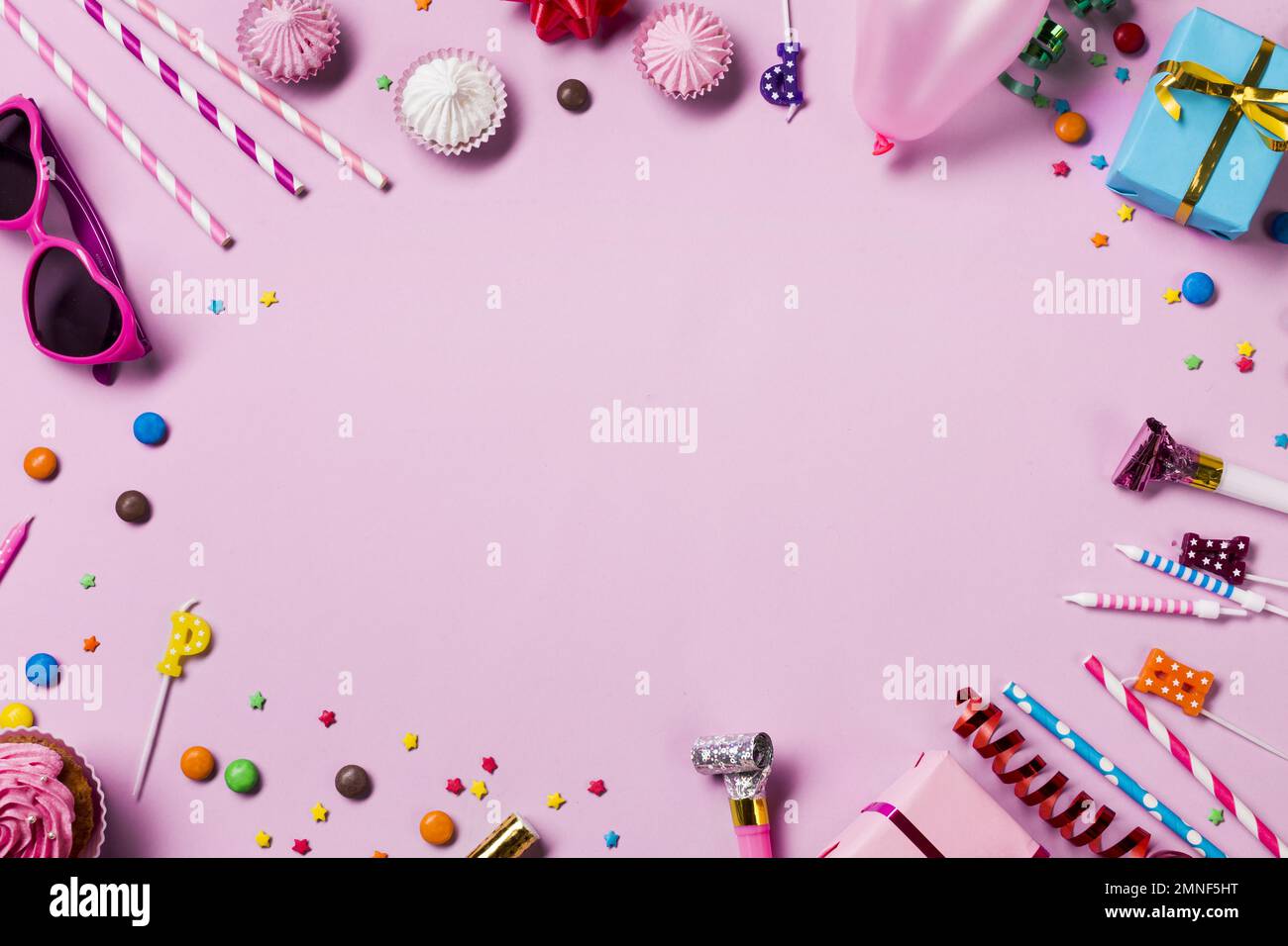 Runder Rahmen mit pinkfarbenem Hintergrund für Geburtstagsgeschenke. Auflösung und hochwertige Fotos Stockfoto