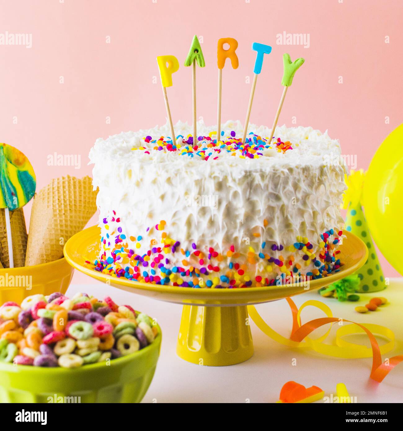 Nahaufnahme köstlicher Partykuchen mit Schüssel froot Loop 2. Auflösung und hochwertige Fotos Stockfoto