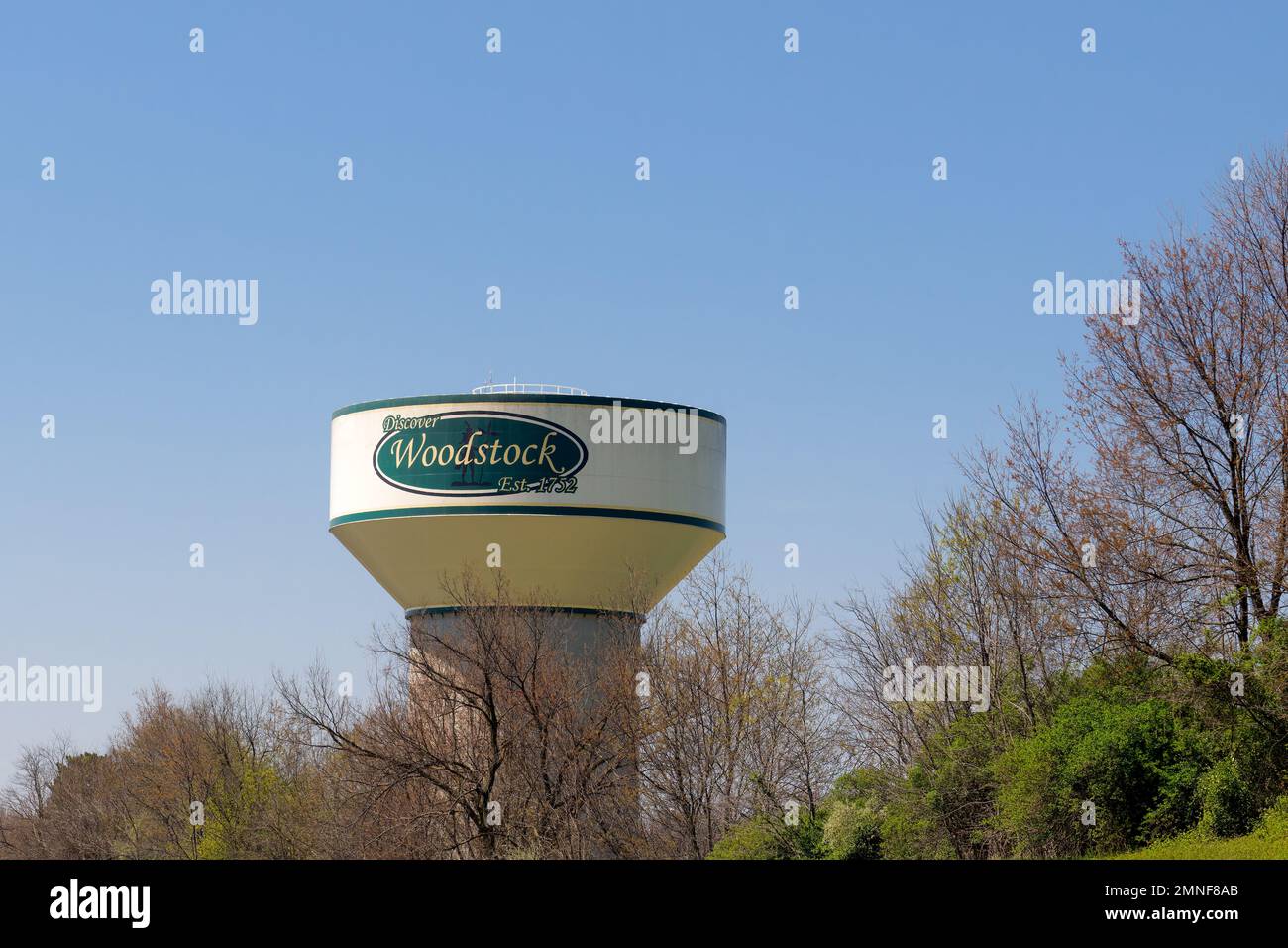 Woodstock, VA - 20. April 2022: Entdecken Sie Woodstock Est. 1752 auf einem Wasserturm. Die Stadt Woodstock ist der Bezirkssitz von Shenandoah County. Woodstoc Stockfoto