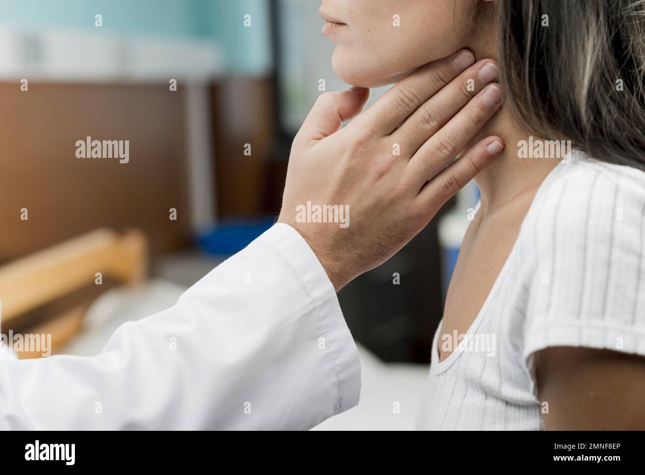 Hand berührender Halspatient. Auflösung und hochwertige Fotos Stockfoto