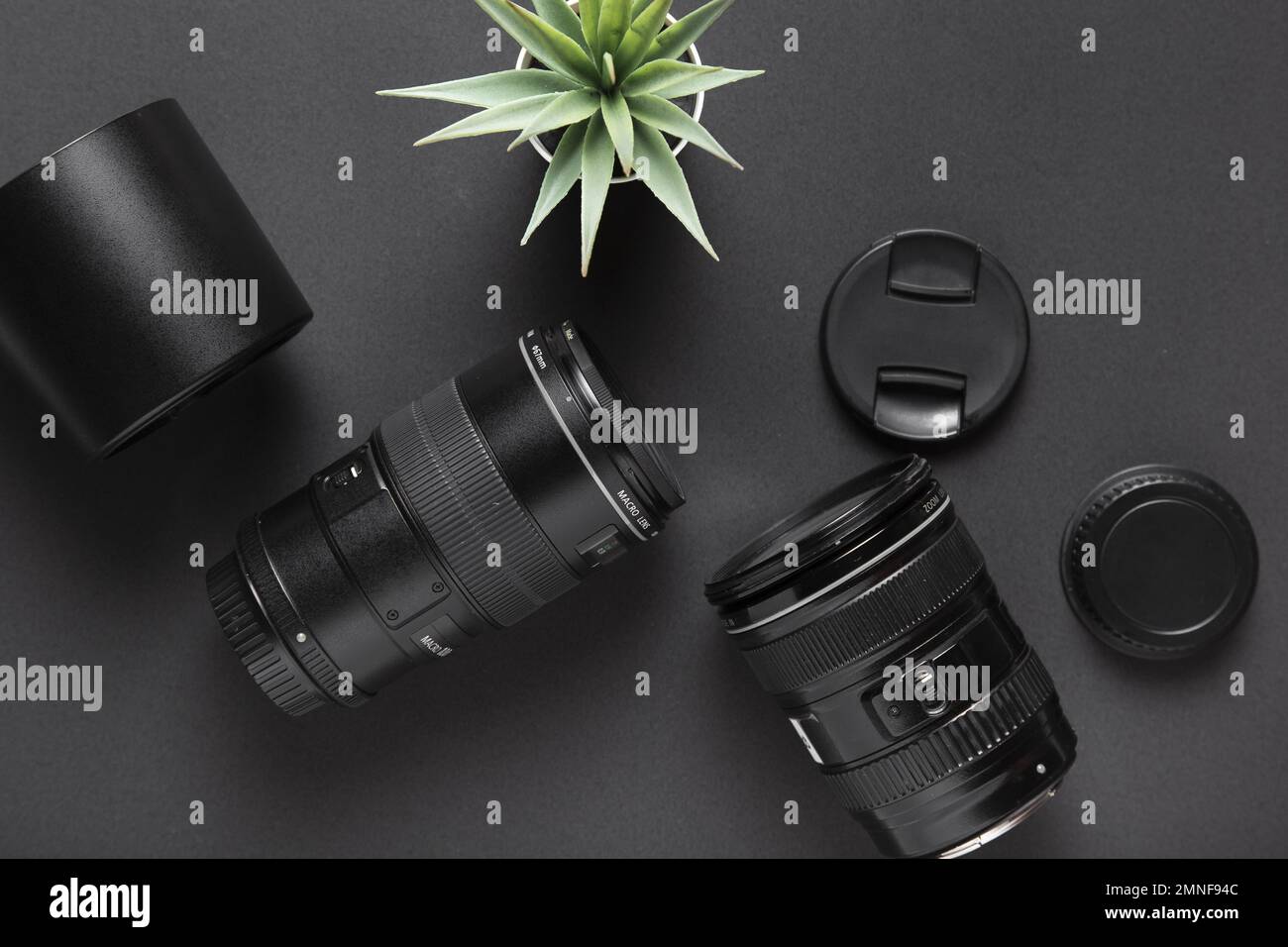 Flaches Fotokonzept mit schwarzem Hintergrund. Auflösung und hochwertige Fotos Stockfoto