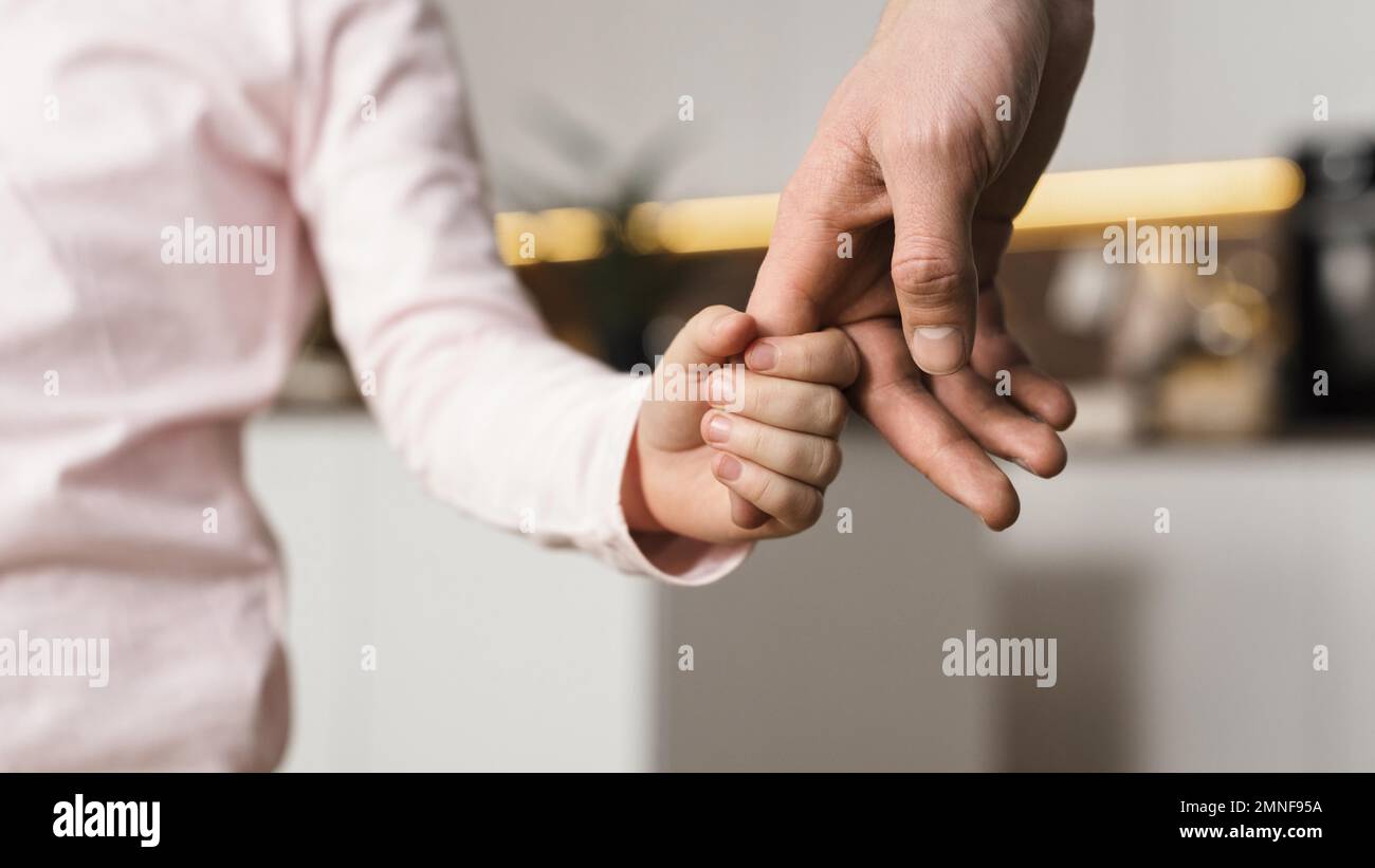 Kleines Mädchen, das die Hände mit dem Vater hält. Auflösung und hochwertige schöne Fotos Stockfoto