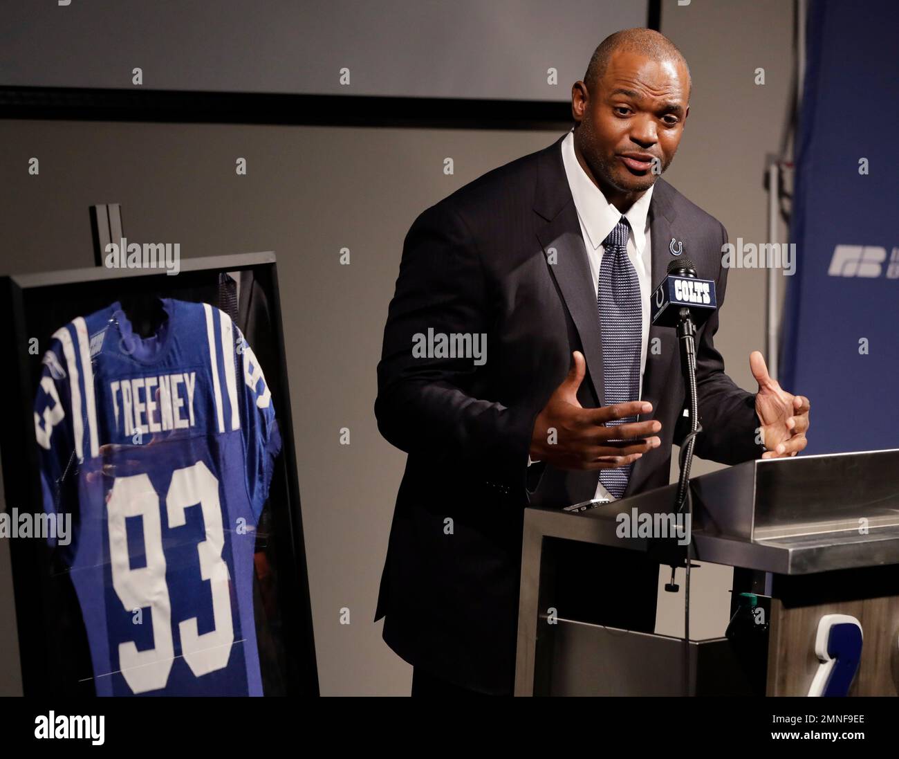 Former Indianapolis Colts player Dwight Freeney speaks during a news conference at the NFL team's practice facility, Monday, April 23, 2018, in Indianapolis. Freeney retired as an Indianapolis Colt after 16 years in the league. (AP Photo/Darron Cummings) Stockfoto