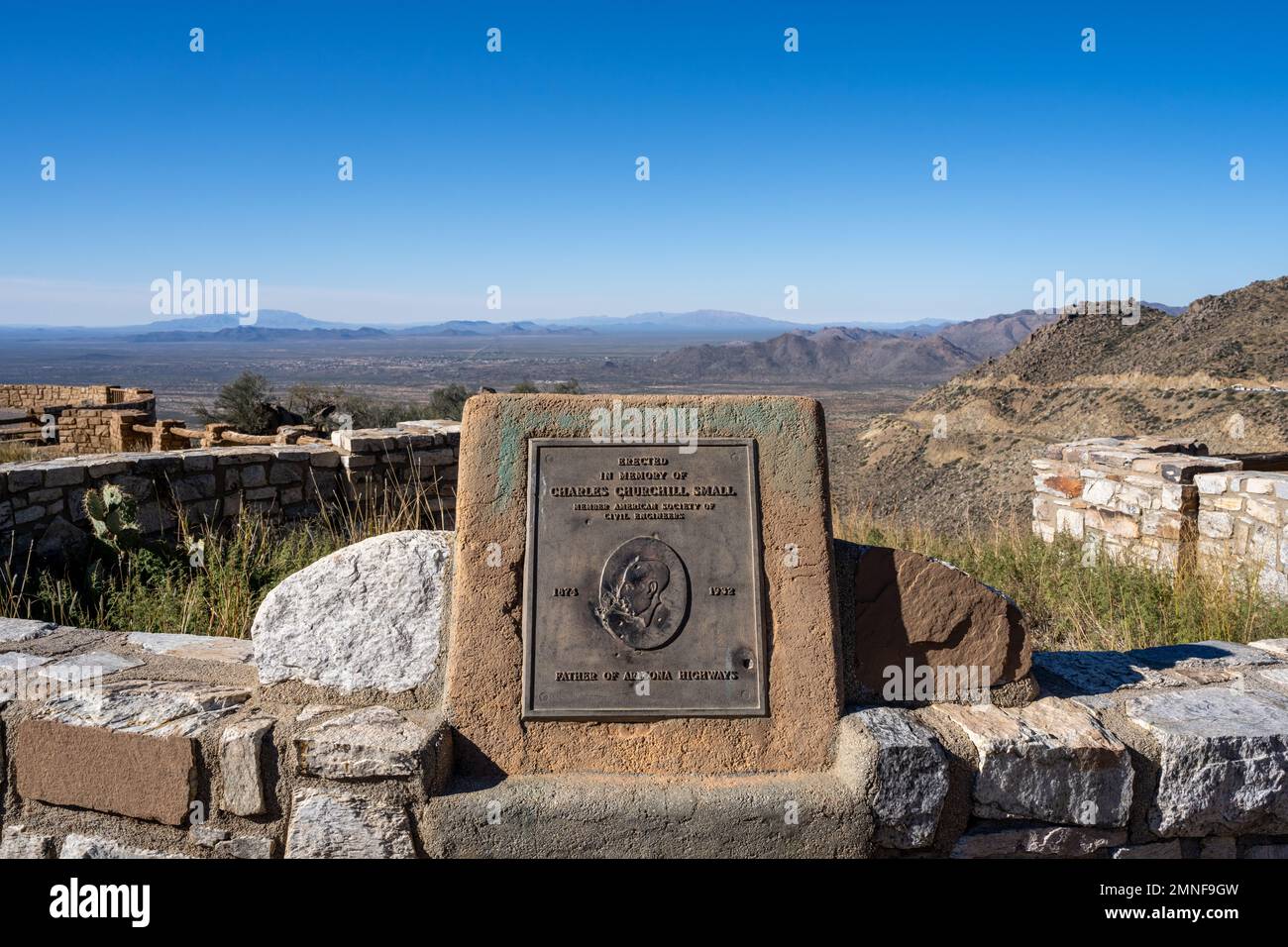 Yarnell, Arizona – 17. November 2022: Das Denkmal für Charles Churchill Small, der Vater der Arizona Highways, befindet sich am Valley Overlook an der Route 89. Stockfoto
