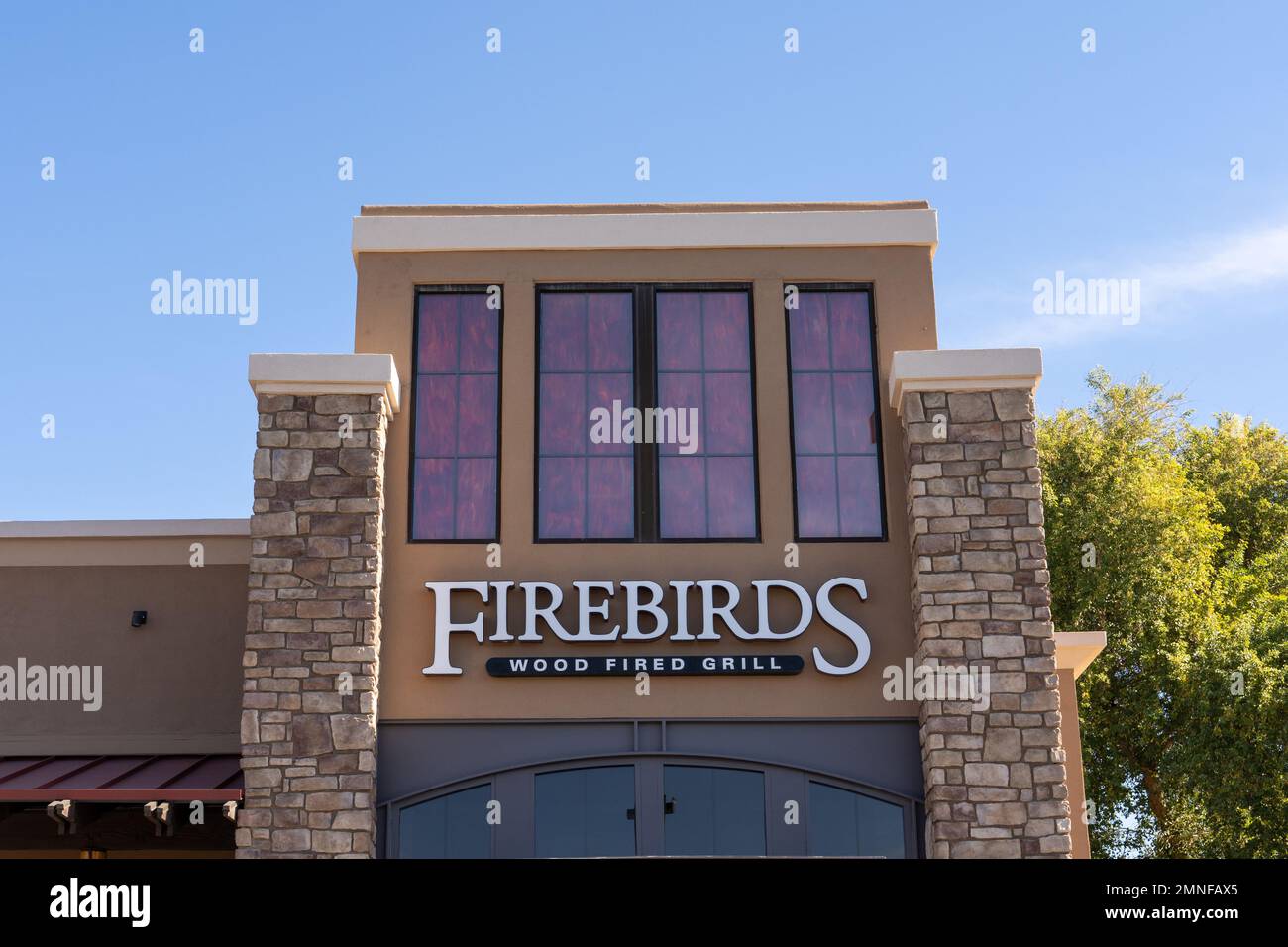 Chandler, AZ - 23. November 2022: Firebirds Wood Fired Grill ist auf klassische amerikanische Küche spezialisiert, die auf einem Holzgrill zubereitet wird. Stockfoto