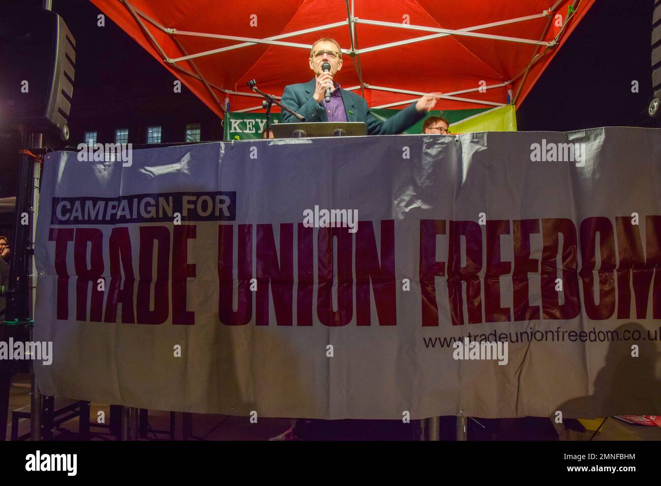 London, Großbritannien. 30. Januar 2023 John Leach, Assistant General Secretary of RMT, hält eine Rede. Mitglieder verschiedener Gewerkschaften und Unterstützer veranstalteten eine Kundgebung außerhalb der Downing Street, um gegen die neuen Gesetze der britischen Regierung zu protestieren, die Streiks und Proteste im Vereinigten Königreich einschränken sollen. Kredit: Vuk Valcic/Alamy Live News. Stockfoto