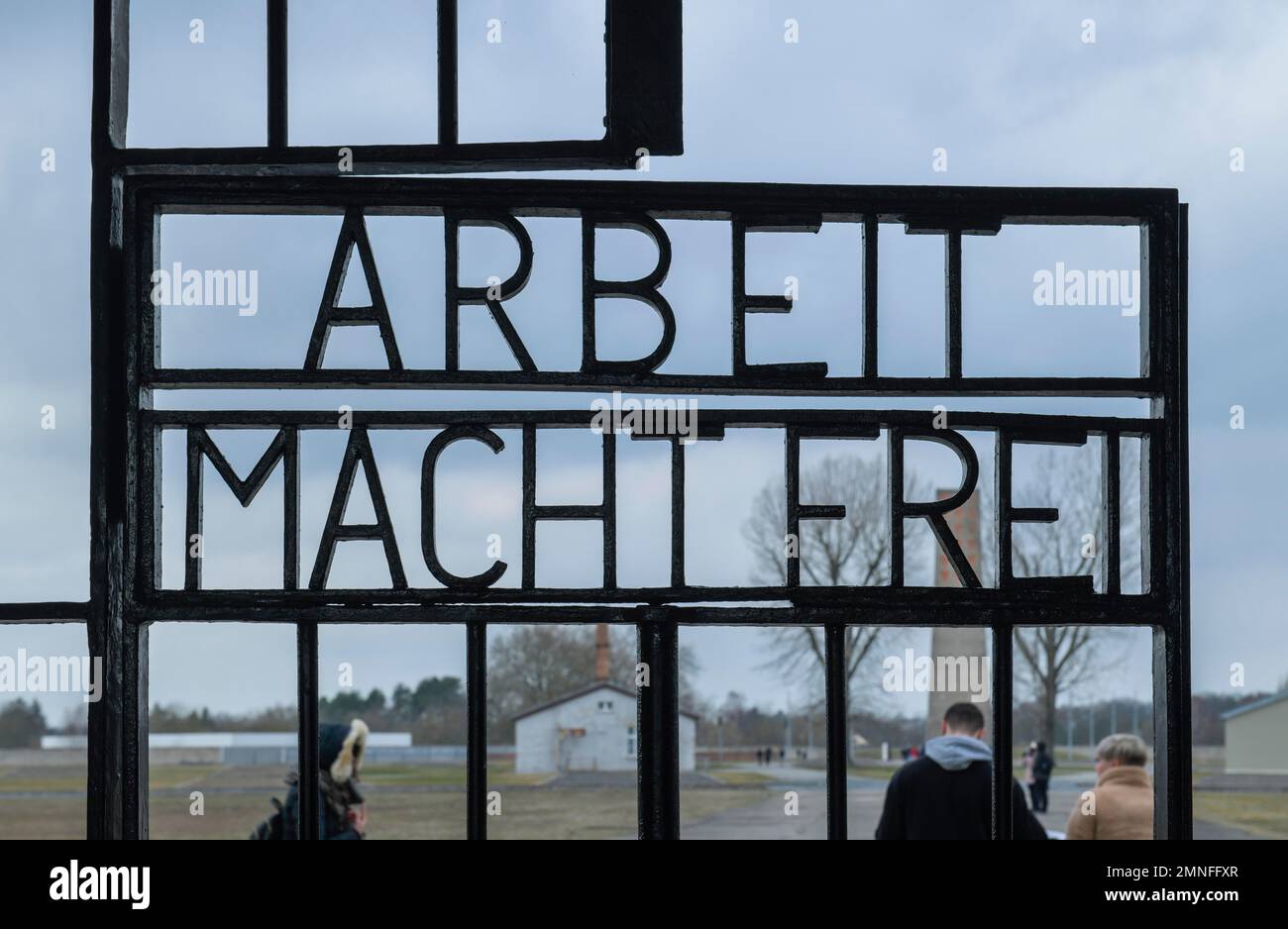 Schriftzug Arbeit macht frei (Arbeit macht Sie frei) im Eingangsgebäude zum Gefangenenlager Tower A, Konzentrationslager Sachsenhausen Memorial Stockfoto