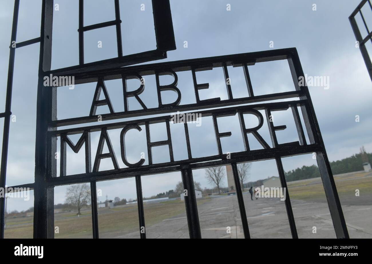 Schriftzug Arbeit macht frei (Arbeit macht Sie frei) im Eingangsgebäude zum Gefangenenlager Tower A, Konzentrationslager Sachsenhausen Memorial Stockfoto