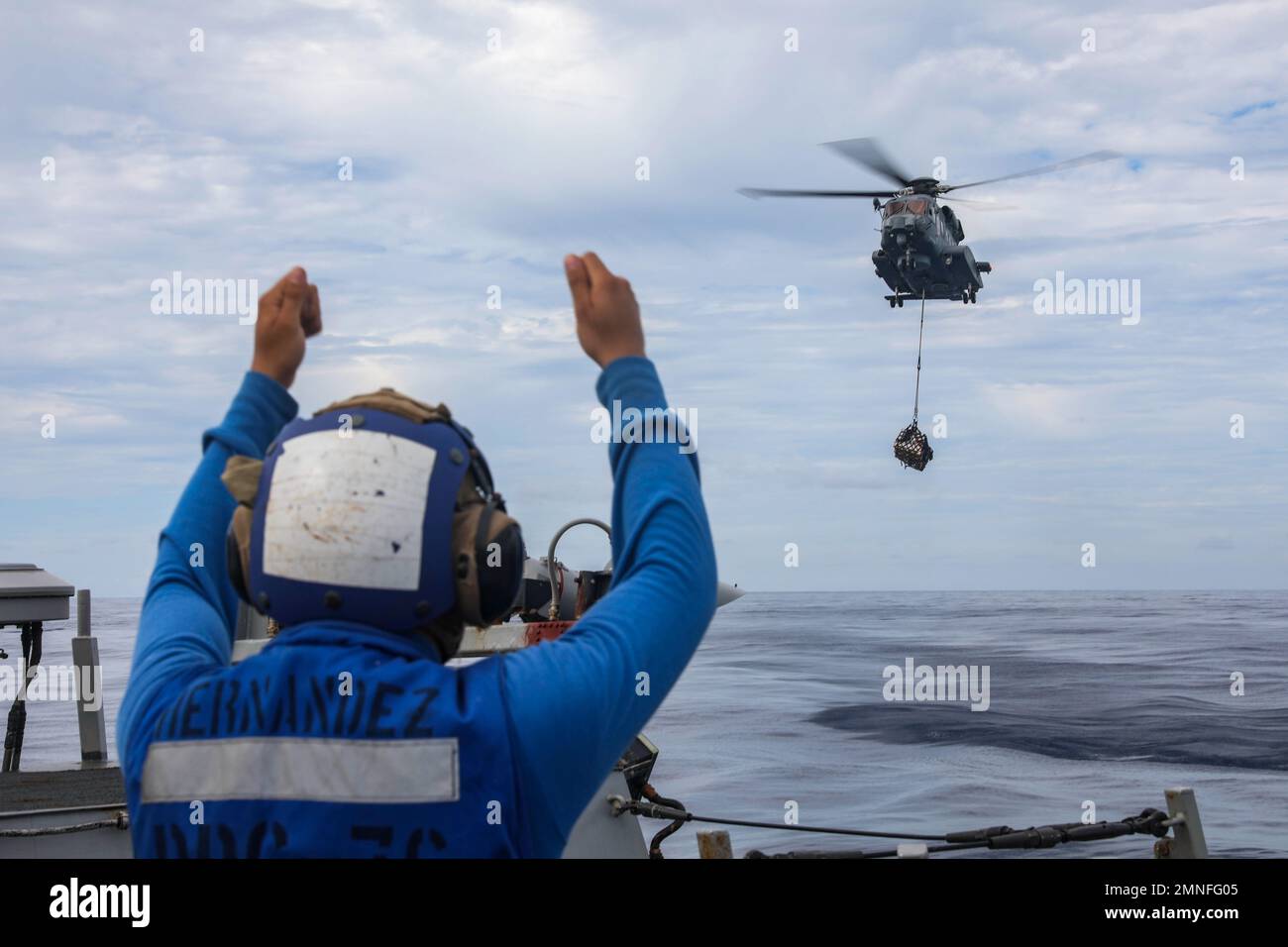 SÜDCHINESISCHES MEER (OKT 2, 2022) Seaman Oziel Hernandez aus Houston leitet einen kanadischen Hubschrauber des Typs Sikorsky CH-148 während eines Wiederauffüllens auf See an Bord des Lenkraketenzerstörers USS Higgins (DDG 76) der Arleigh Burke-Klasse, der während seiner Operationen im Südchinesischen Meer am 2. Oktober tätig war. Higgins nimmt an multilateralen Übungen im Südchinesischen Meer zur Unterstützung des Indo-Pazifik-Einsatzes der japanischen Maritime Self-Defense Force zusammen mit der Royal Canadian Navy Teil. Routinemäßige multilaterale Übungen wie diese stärken die Interoperabilität und unser beiderseitiges Engagement für eine freie und offene Zusammenarbeit Stockfoto