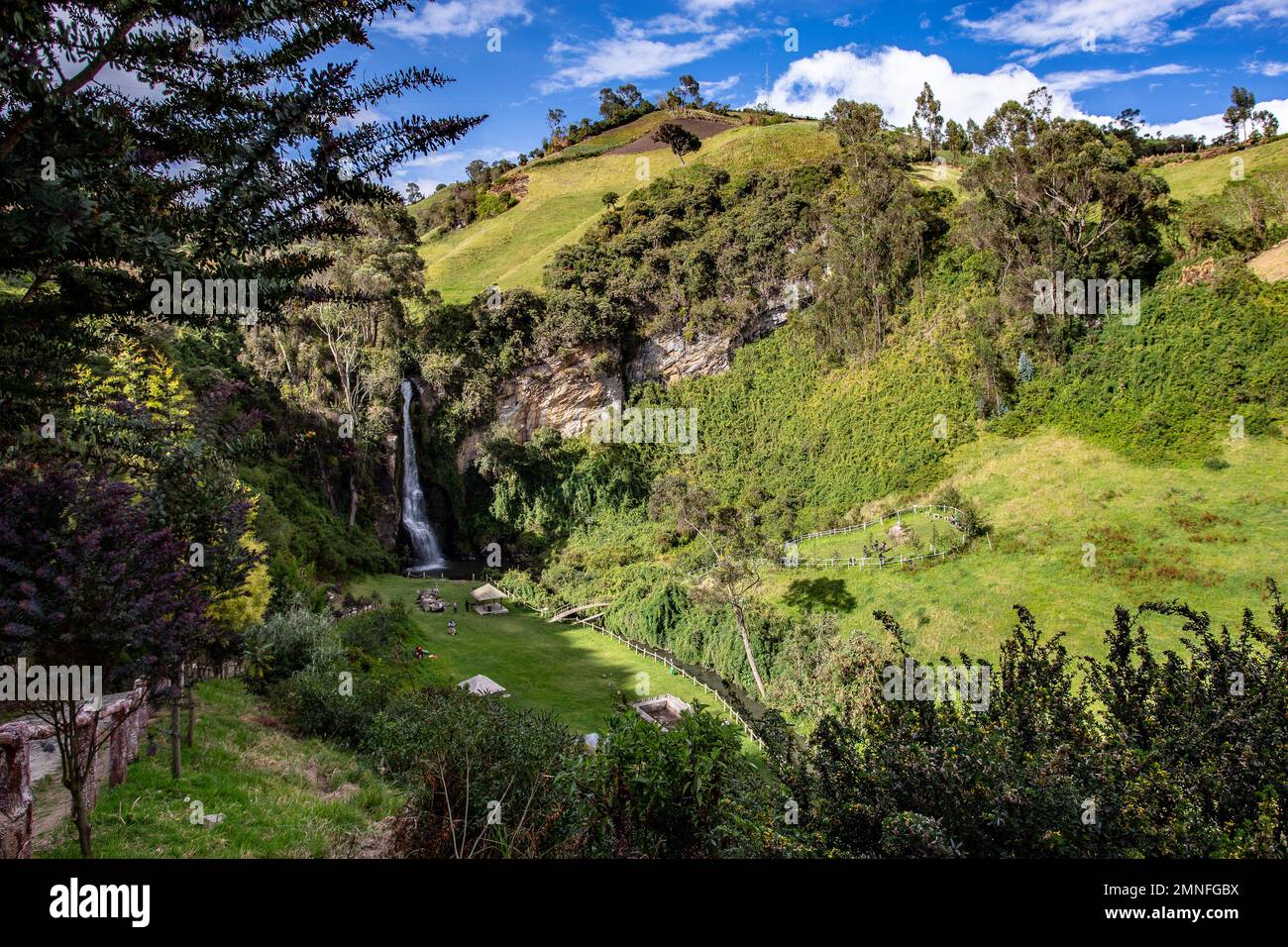 Paluz-Wasserfall in der Umgebung der Stadt San Gabriel, Provinz Carchi, wunderschöner Wasserfall inmitten der Andenvegetation Stockfoto