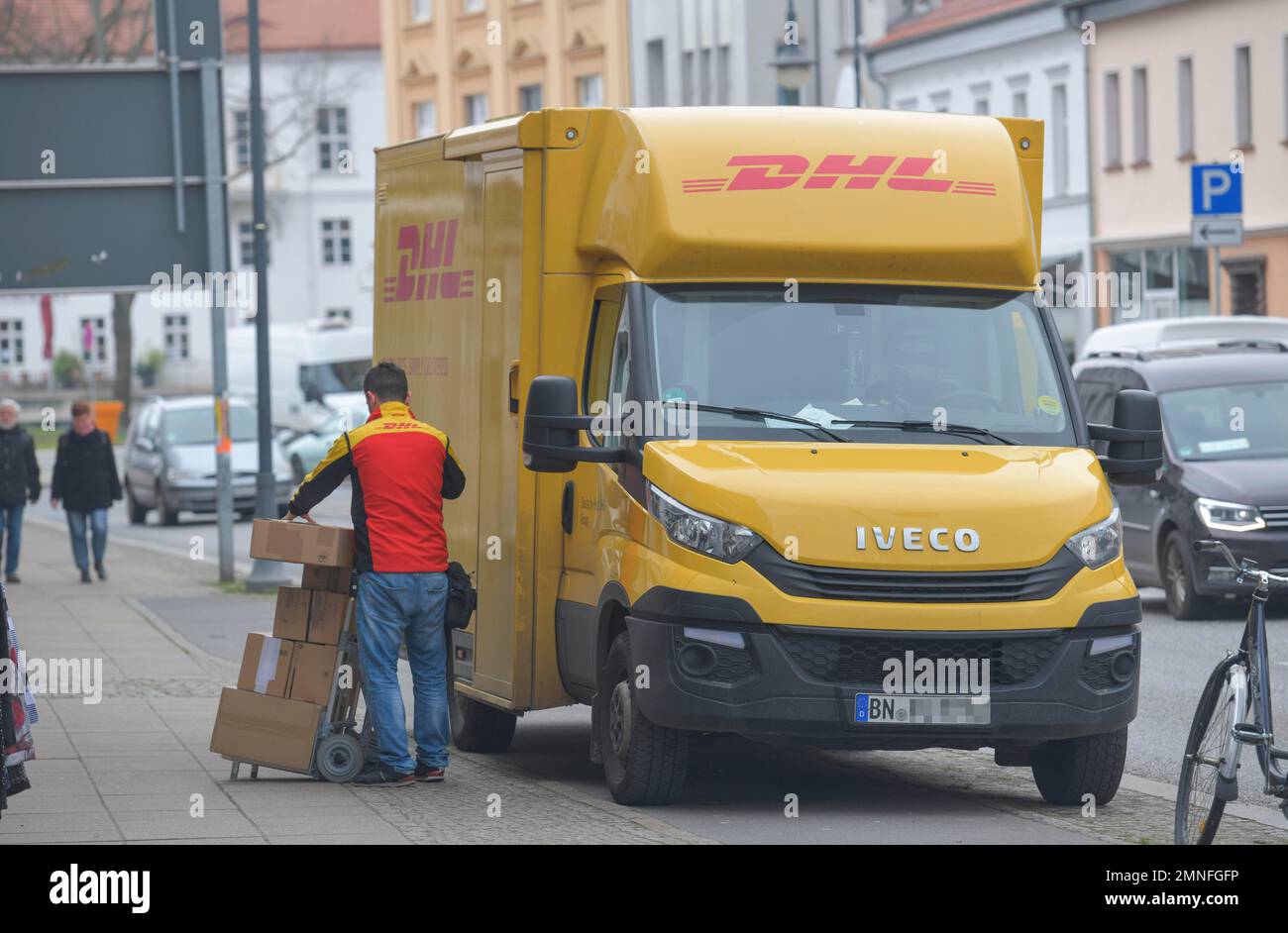 DHL Transporter Parcel Delivery, Oranienburg, Oberhavel County, Brandenburg, Deutschland Stockfoto