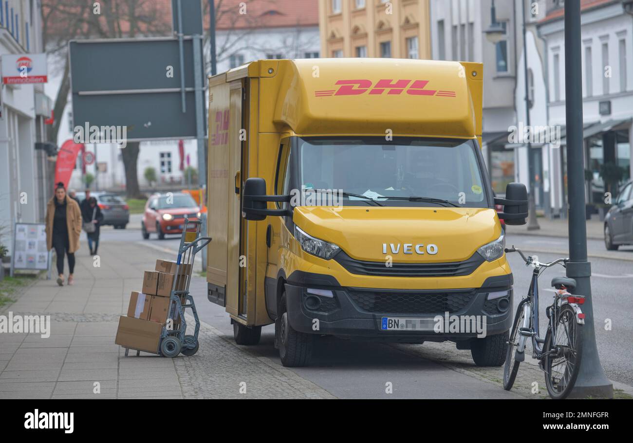 DHL Transporter Parcel Delivery, Oranienburg, Oberhavel County, Brandenburg, Deutschland Stockfoto