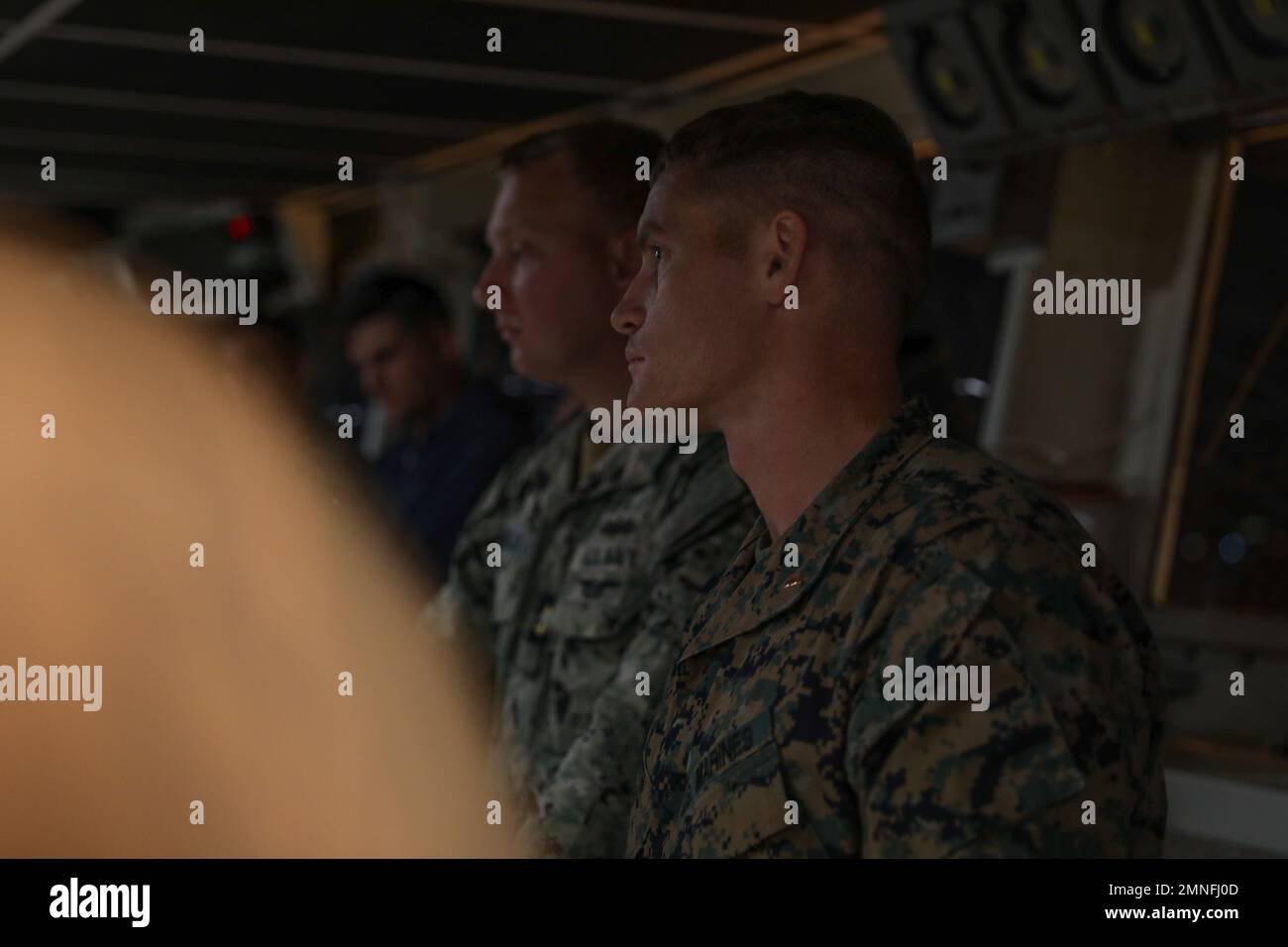 U.S. Marines Corps Chief Warrant Officer 2 Phillip Griffith, ein Mobilitätsbeauftragter beim Combat Logistics Regiment 37, 3. Marine Logistics Group, hört während eines Führungstreffens auf dem US Naval Ship Dahl (T-AKR 312) während der Übung Resolute Dragon 22 im Kushiro Port am 2. Oktober 2022 zu. Resolute Dragon 22 ist eine jährliche Übung zur Stärkung der Verteidigungsfähigkeit der US-japanischen Allianz durch integrierte Kommando- und Kontrollmaßnahmen, Zielführung, kombinierte Waffen und Manöver über mehrere Domänen hinweg. 3. MLG mit Sitz in Okinawa, Japan, ist eine nach vorne eingesetzte Kampfeinheit tha Stockfoto