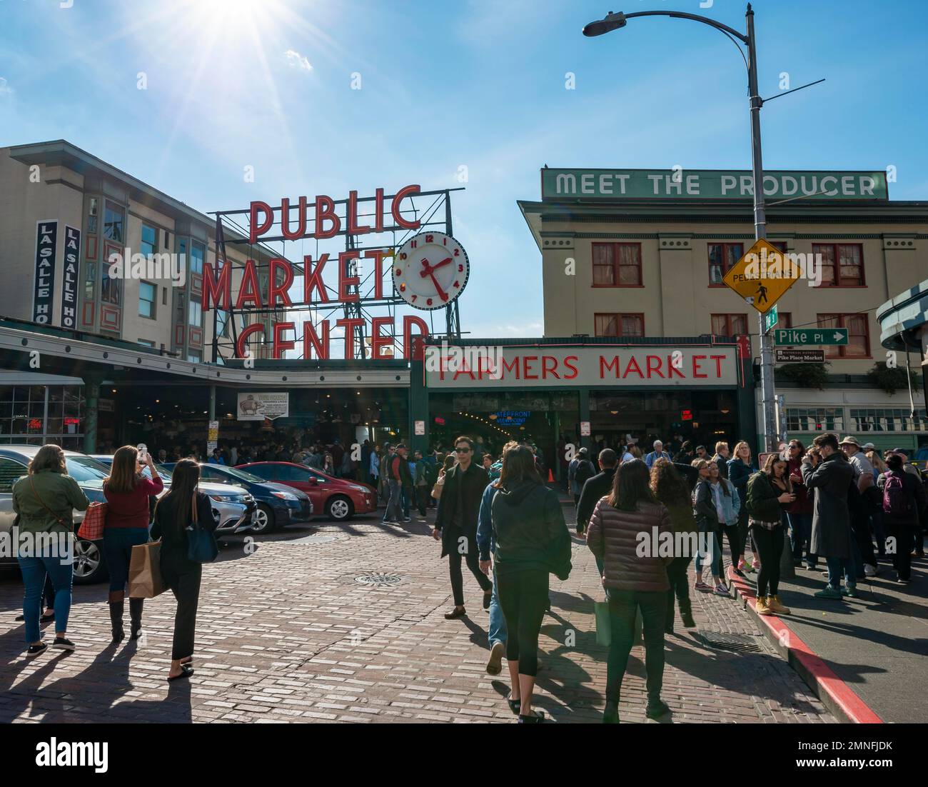 Eingangsbereich mit großem Schild, überdachter Markt, öffentlicher Markt, Bauernmarkt, Pike Place Markt, Seattle, Washington, USA Stockfoto