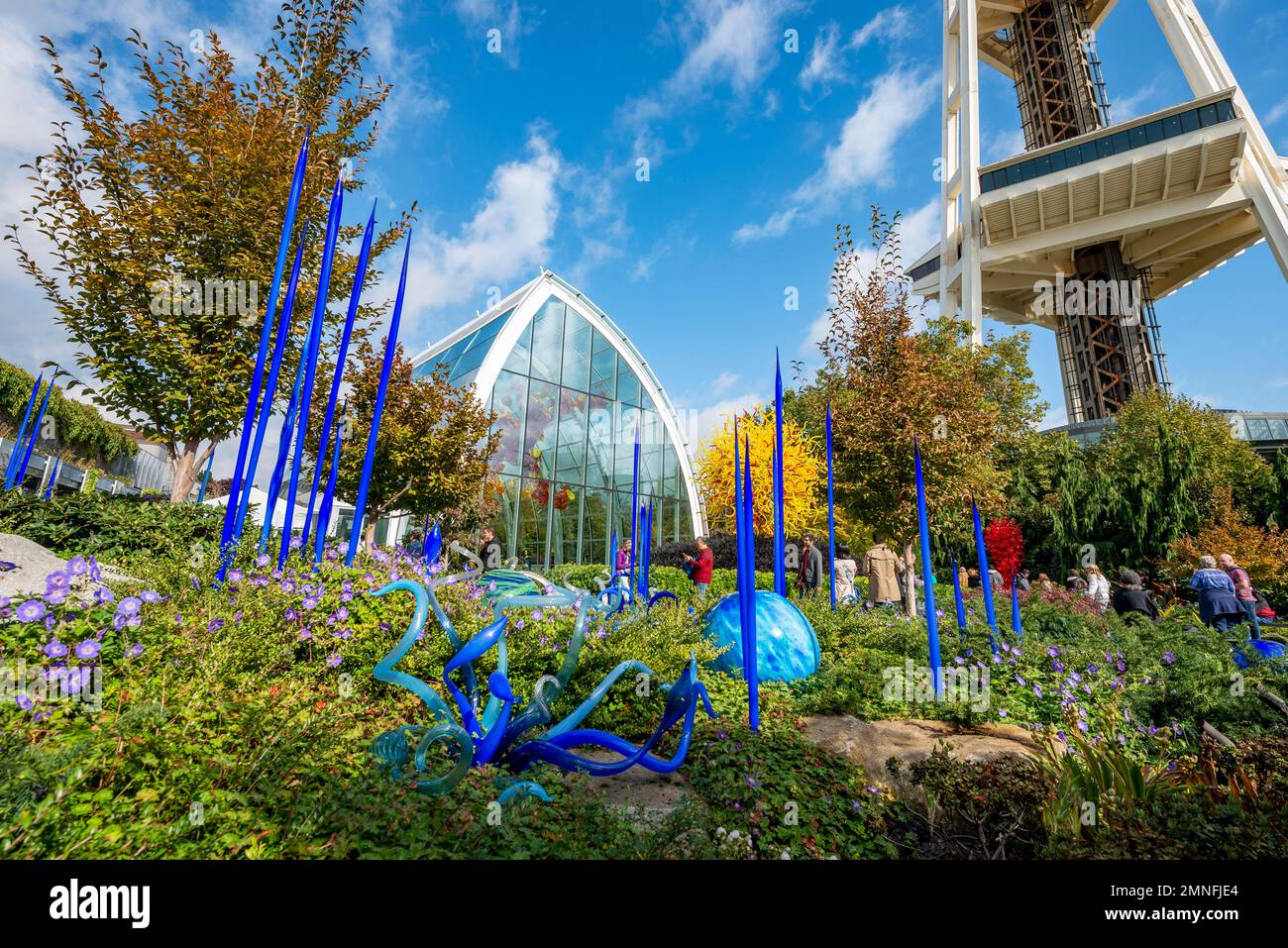 Skulpturengarten mit bunten Glaskunstwerken von Dale Chihuly, Chihuly Garden and Glass im Herbst in Seattle, Washington, USA Stockfoto